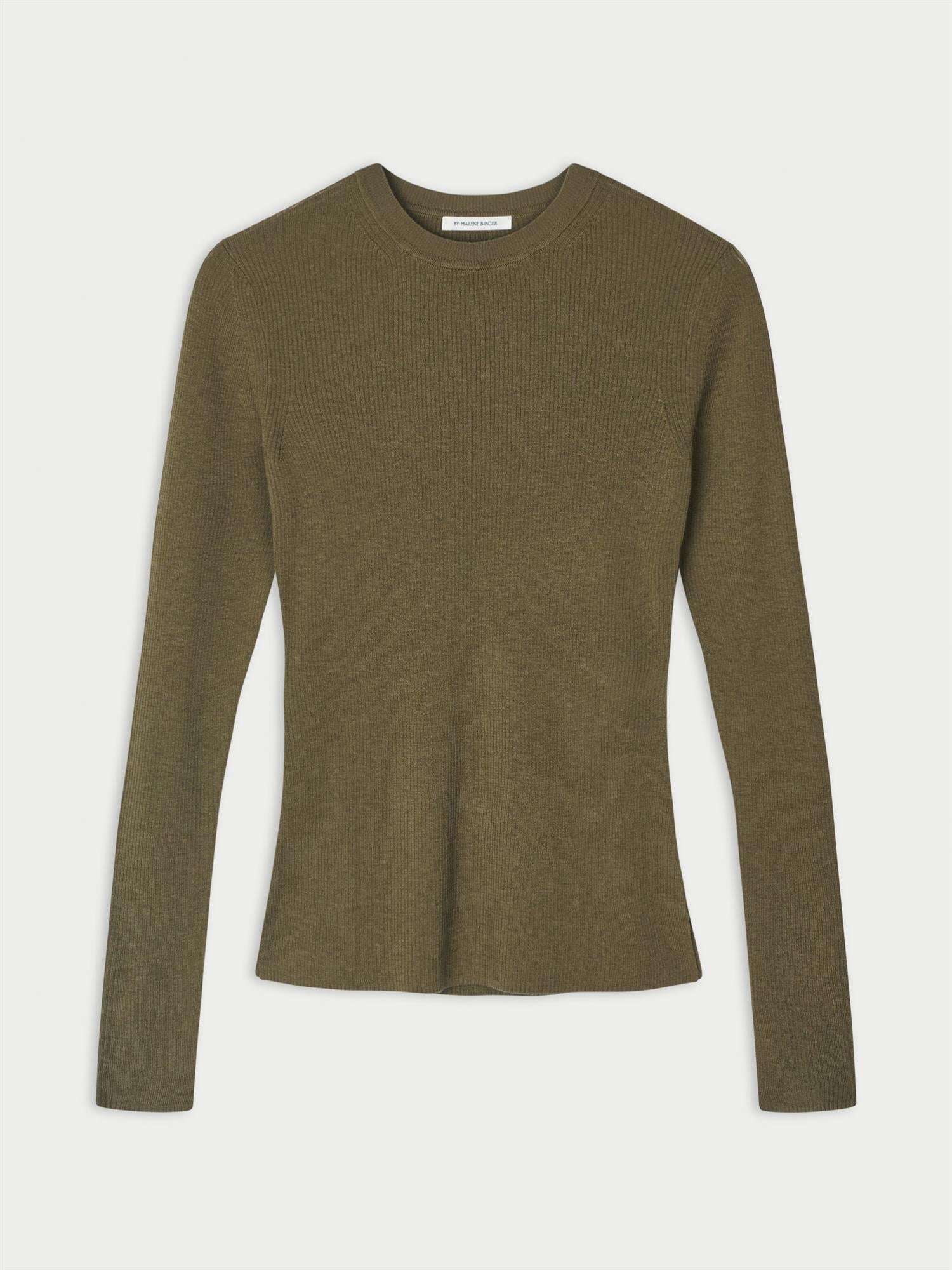 MARIELLA genser fra By Malene Birger i fargen grønn, laget i 60% ull, 32% lyocell (TENCEL) og 8% silke. Ribbestrikket struktur, rund hals og tettsittende passform.