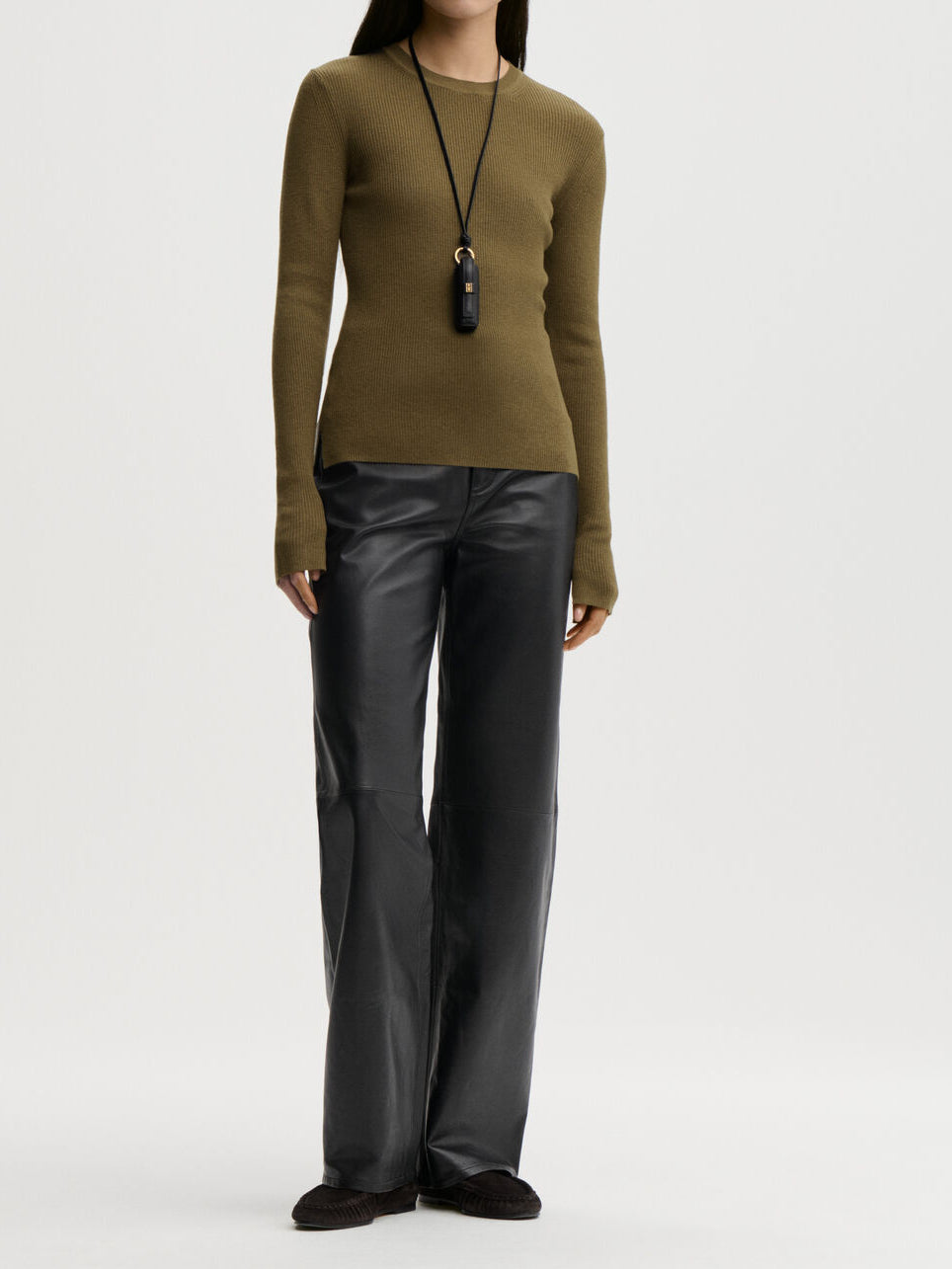 MARIELLA genser fra By Malene Birger i fargen grønn, laget i 60% ull, 32% lyocell (TENCEL) og 8% silke. Ribbestrikket struktur, rund hals og tettsittende passform.