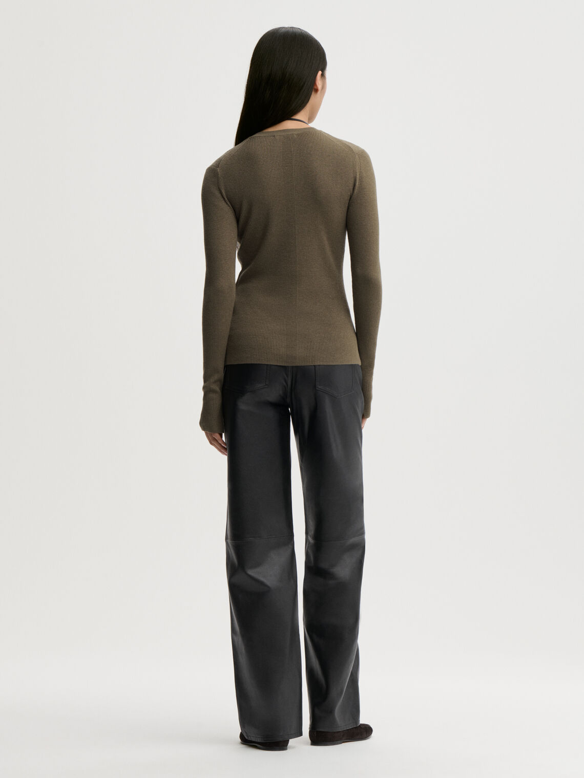 MARIELLA genser fra By Malene Birger i fargen grønn, laget i 60% ull, 32% lyocell (TENCEL) og 8% silke. Ribbestrikket struktur, rund hals og tettsittende passform.