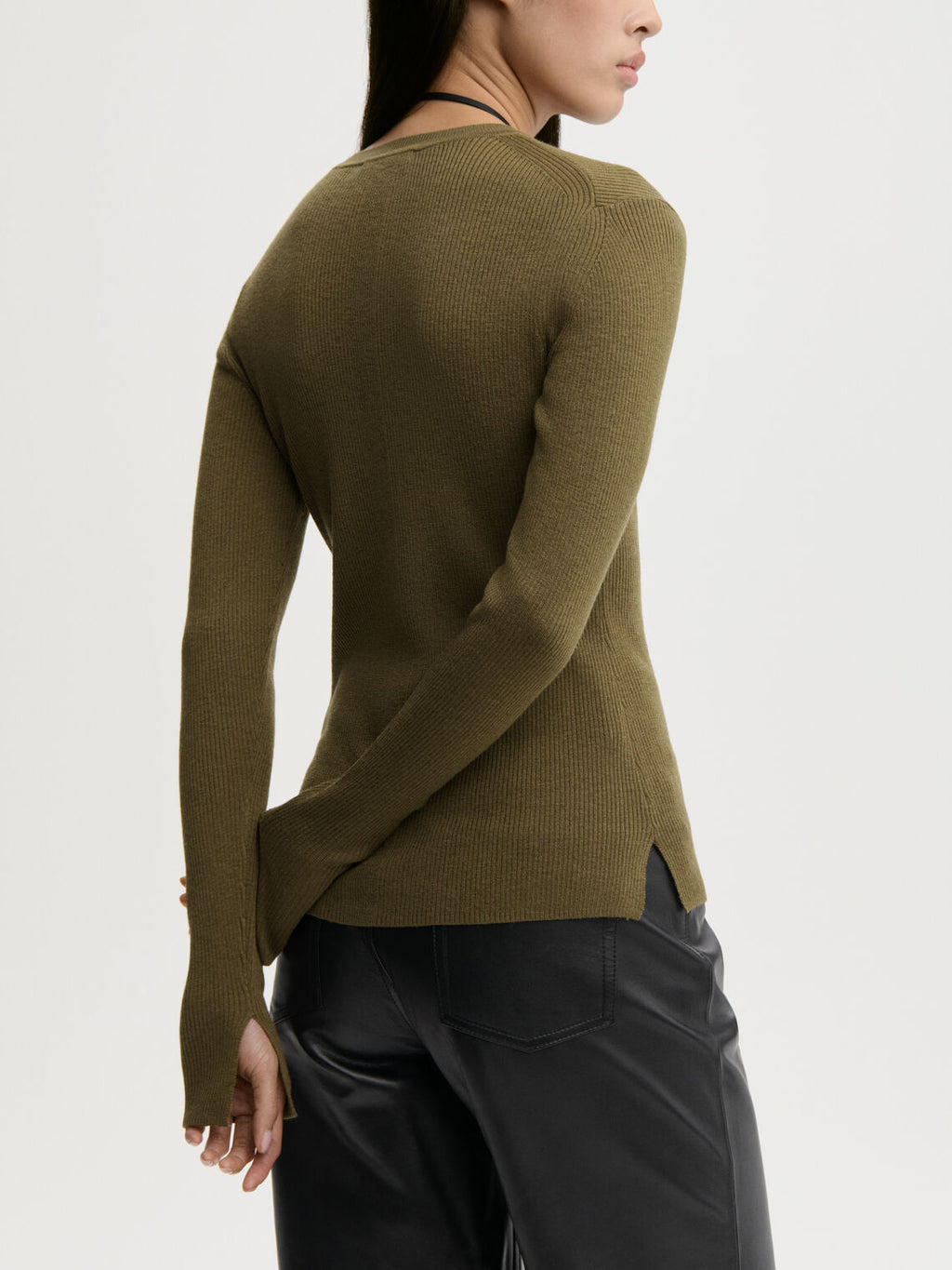 MARIELLA genser fra By Malene Birger i fargen grønn, laget i 60% ull, 32% lyocell (TENCEL) og 8% silke. Ribbestrikket struktur, rund hals og tettsittende passform.