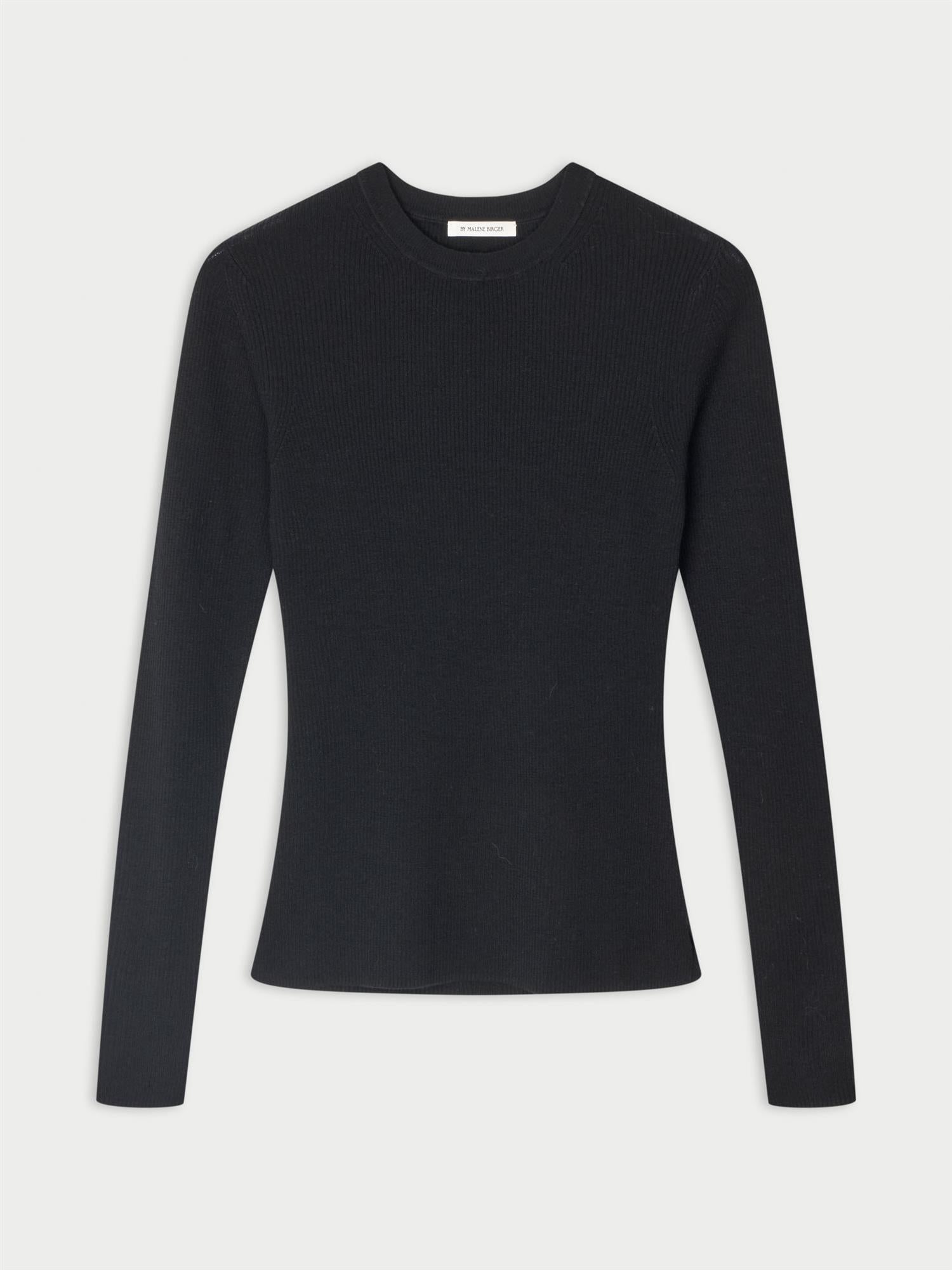 MARIELLA genser fra By Malene Birger i fargen sort, laget i 60% ull, 32% lyocell (TENCEL) og 8% silke. Ribbestrikket struktur, rund hals og tettsittende passform.