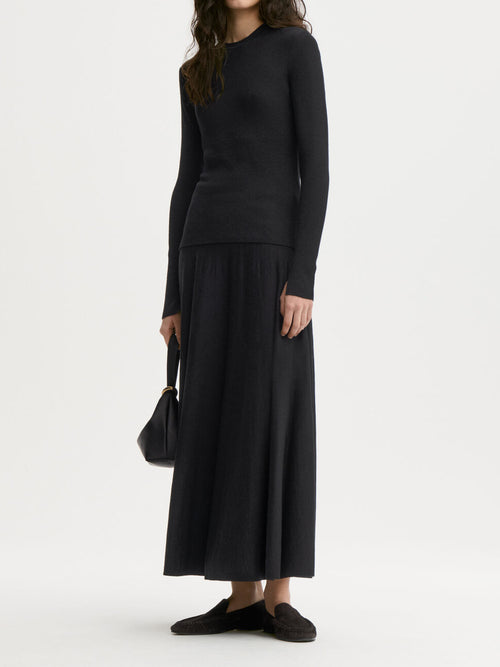 MARIELLA genser fra By Malene Birger i fargen sort, laget i 60% ull, 32% lyocell (TENCEL) og 8% silke. Ribbestrikket struktur, rund hals og tettsittende passform.