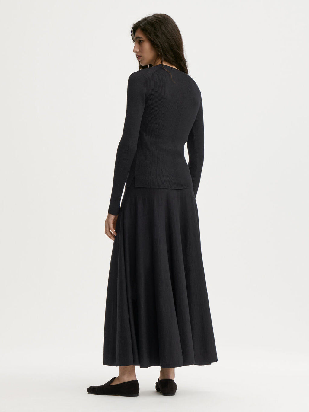 MARIELLA genser fra By Malene Birger i fargen sort, laget i 60% ull, 32% lyocell (TENCEL) og 8% silke. Ribbestrikket struktur, rund hals og tettsittende passform.