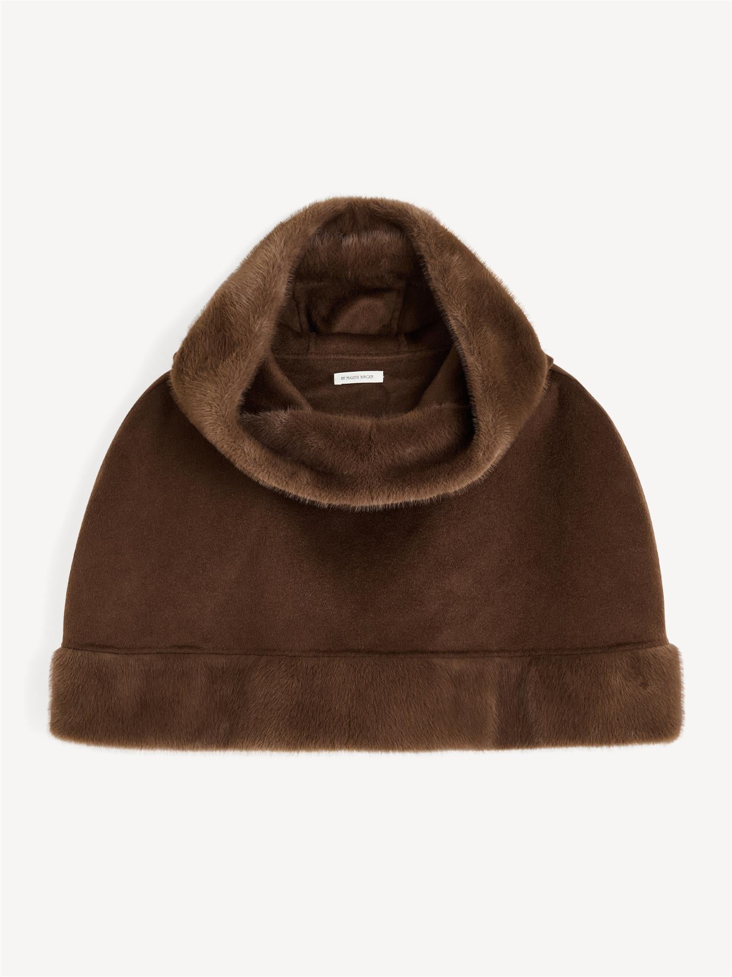 By Malene Birger Marta cape med hette i mørkebrun ull og kant av imitert pels.