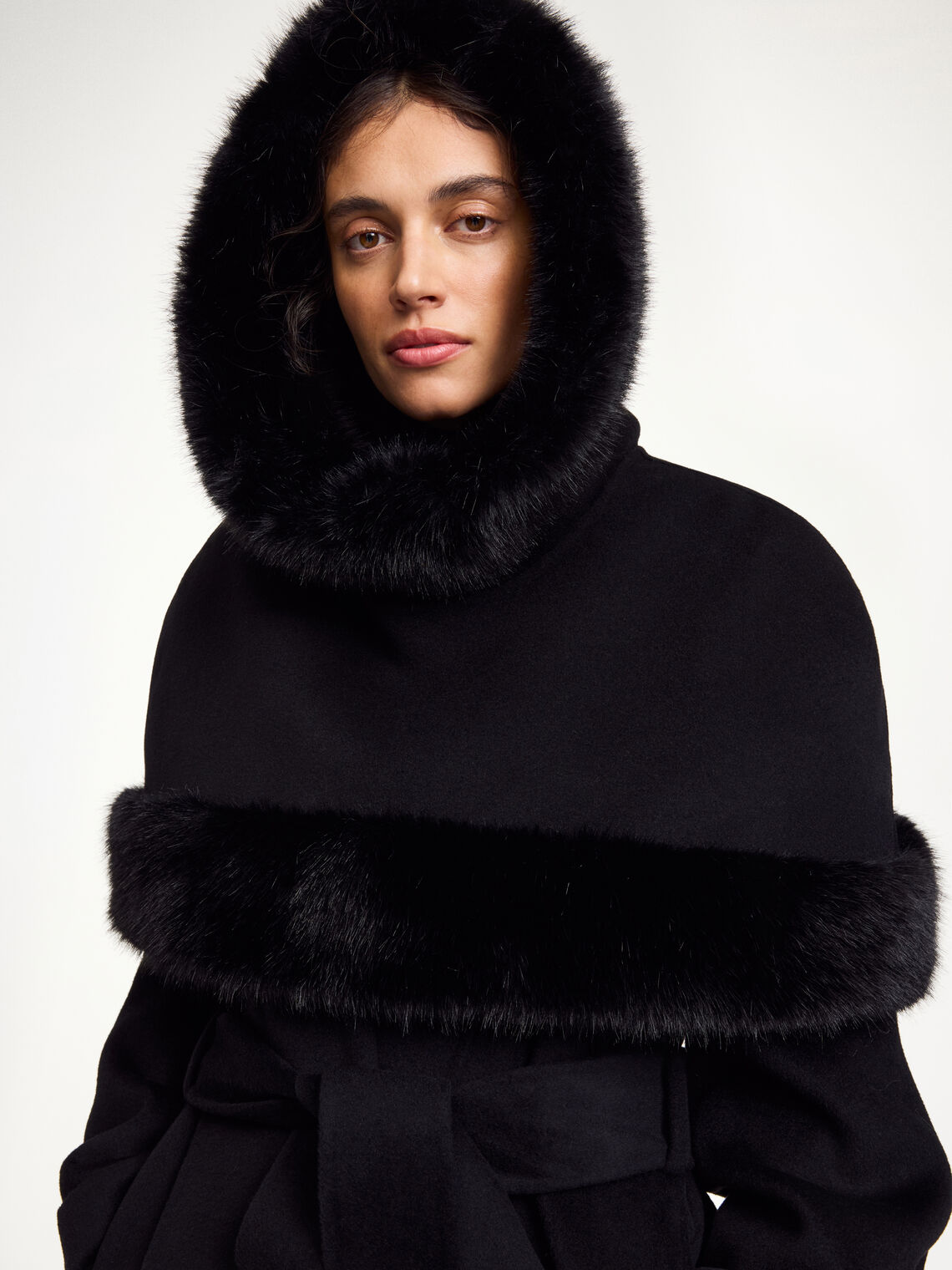 By Malene Birger Marta cape med hette i sort ull og kant av imitert pels.