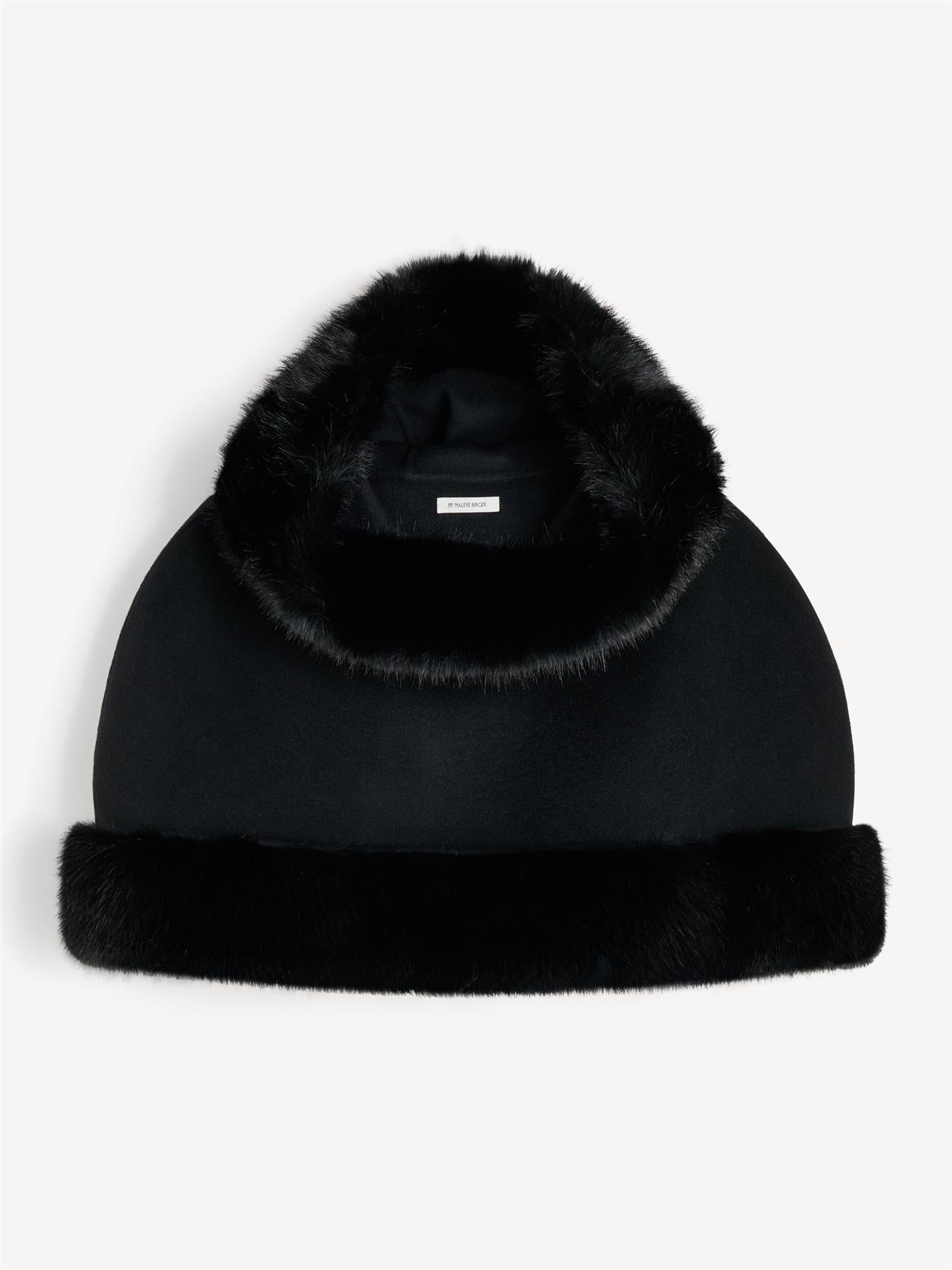 By Malene Birger Marta cape med hette i sort ull og kant av imitert pels.