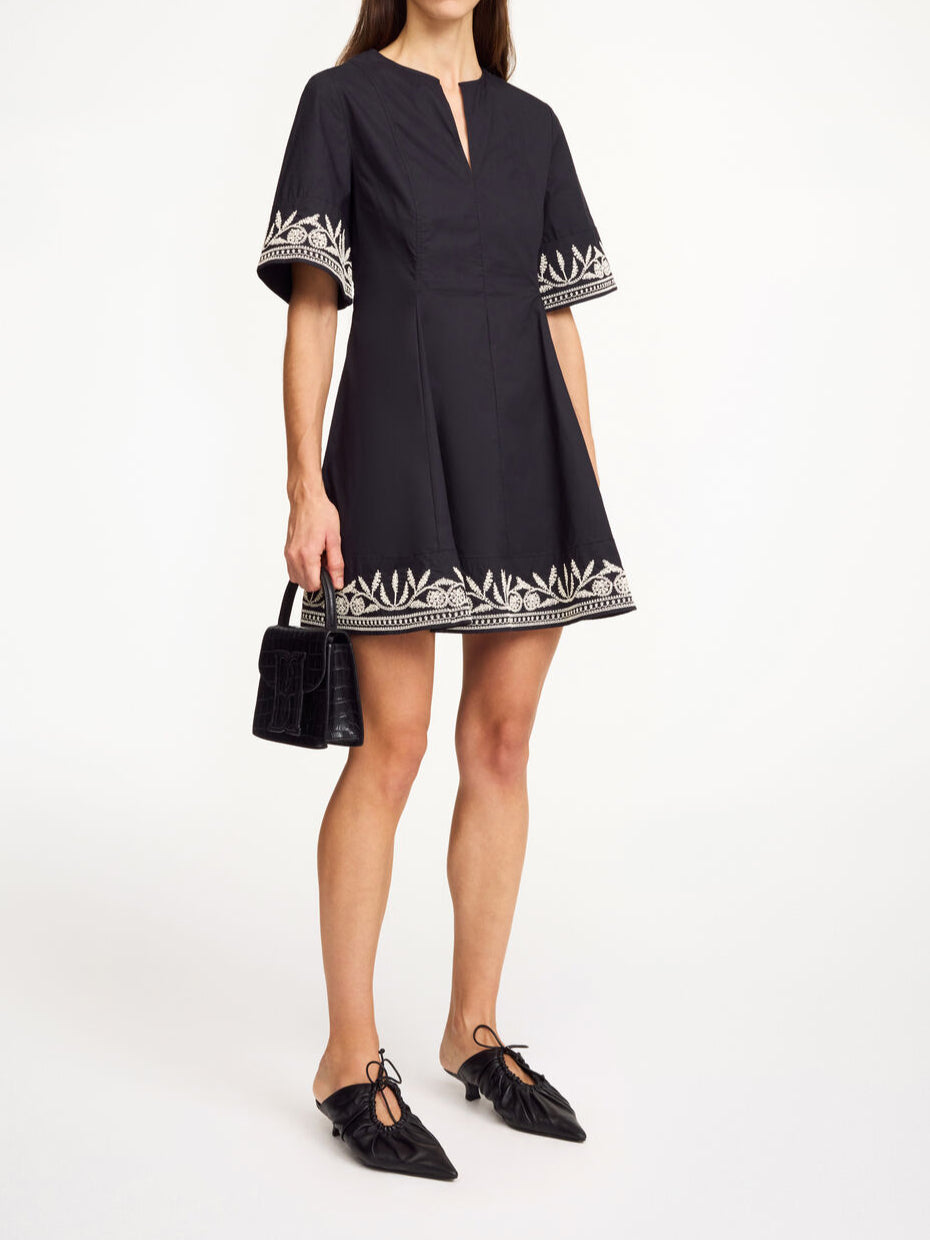 By Malene Birger Mary kjole i sort, med broderte detaljer og en nett passform, laget av 100% bomull.