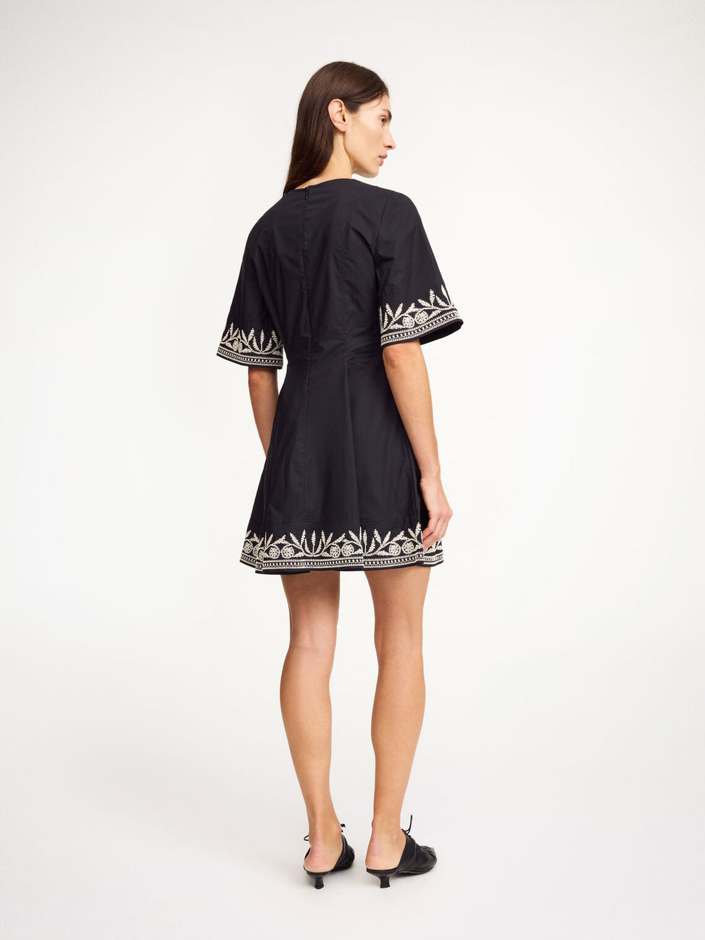 By Malene Birger Mary kjole i sort, med broderte detaljer og en nett passform, laget av 100% bomull.