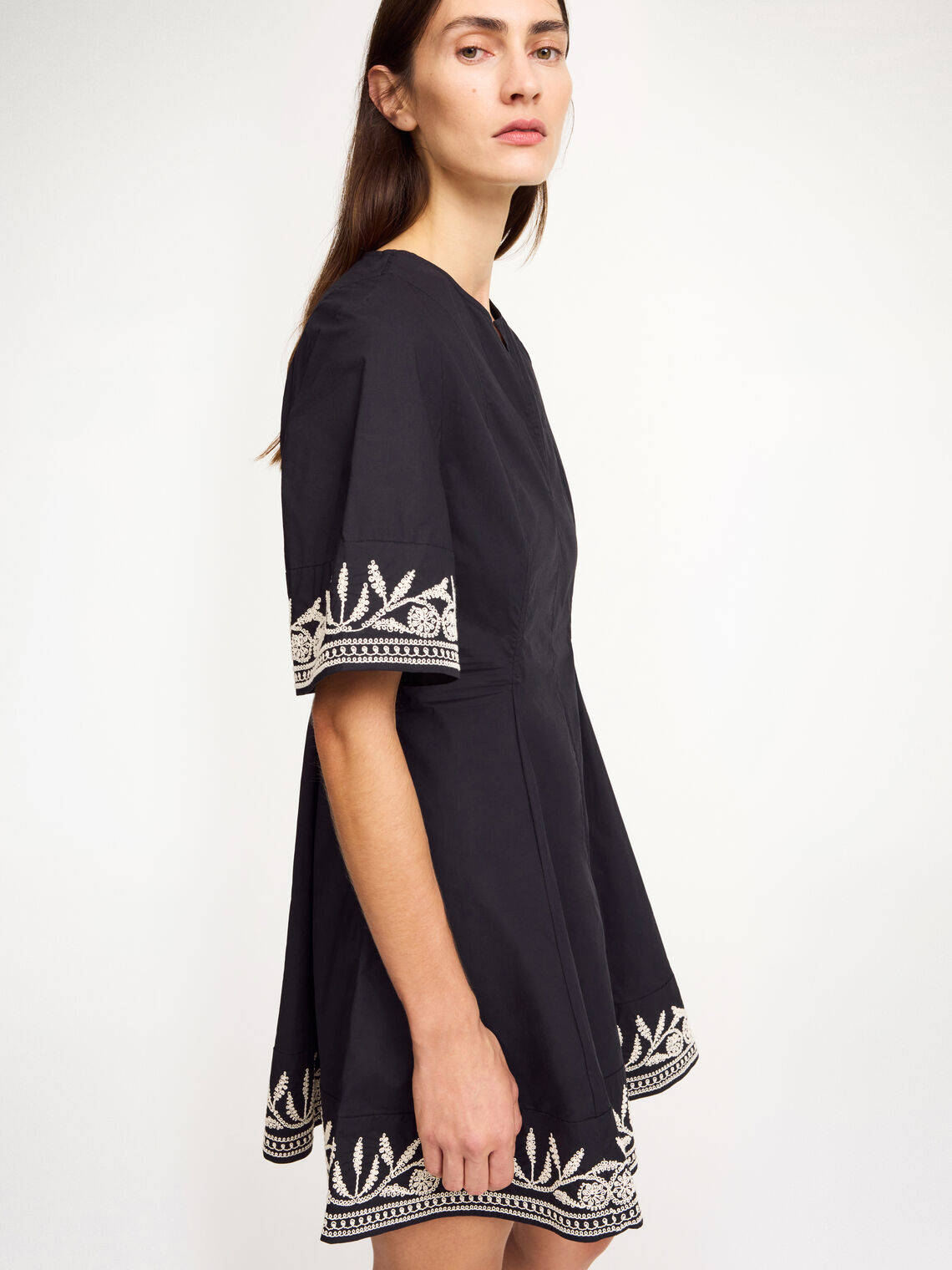 By Malene Birger Mary kjole i sort, med broderte detaljer og en nett passform, laget av 100% bomull.