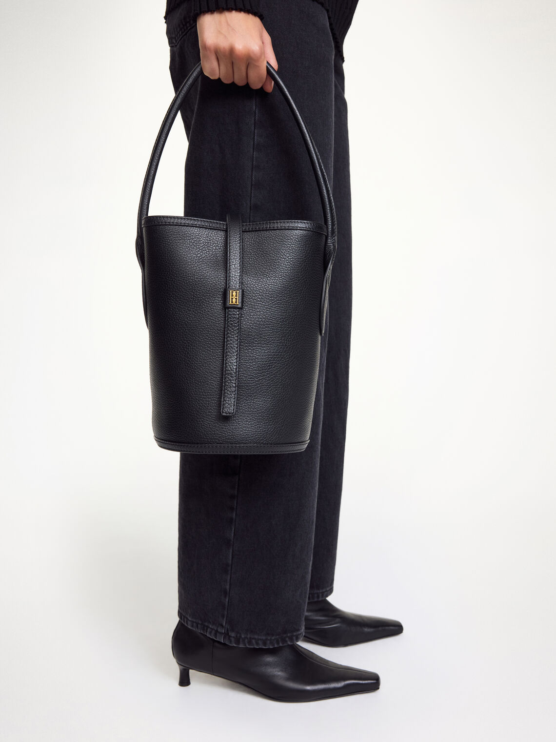 By Malene Birger Marylle bøtteveske i sort kuskinn, med en nett passform og monogram-emblem i front.