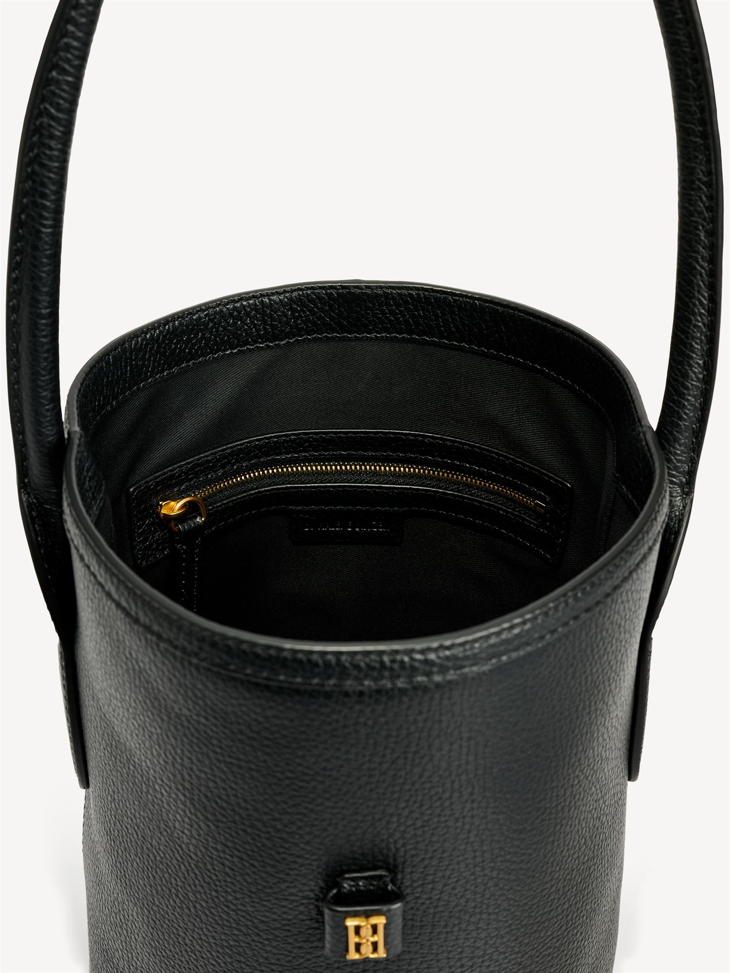 By Malene Birger Marylle bøtteveske i sort kuskinn, med en nett passform og monogram-emblem i front.