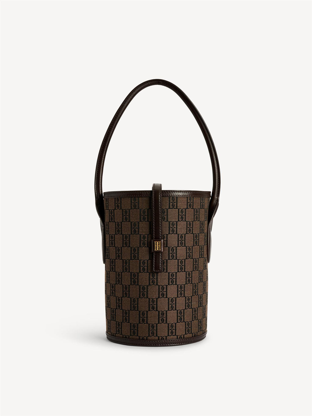 By Malene Birger Marylle bøtteveske i brun, laget av resirkulert bomull og polyester, med et gullfarget monogram-emblem i front.
