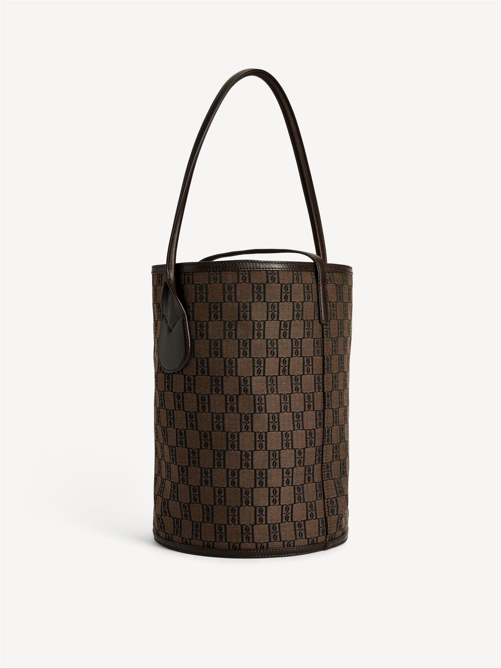 By Malene Birger Maryllon veske i brun, med bøtteform, laget av resirkulert bomull og polyester, og et gullfarget monogram-emblem i front.