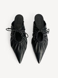 By Malene Birger Masey skinnmules i sort kuskinn, med spiss silhuett og kitten heel på 3,5 cm.
