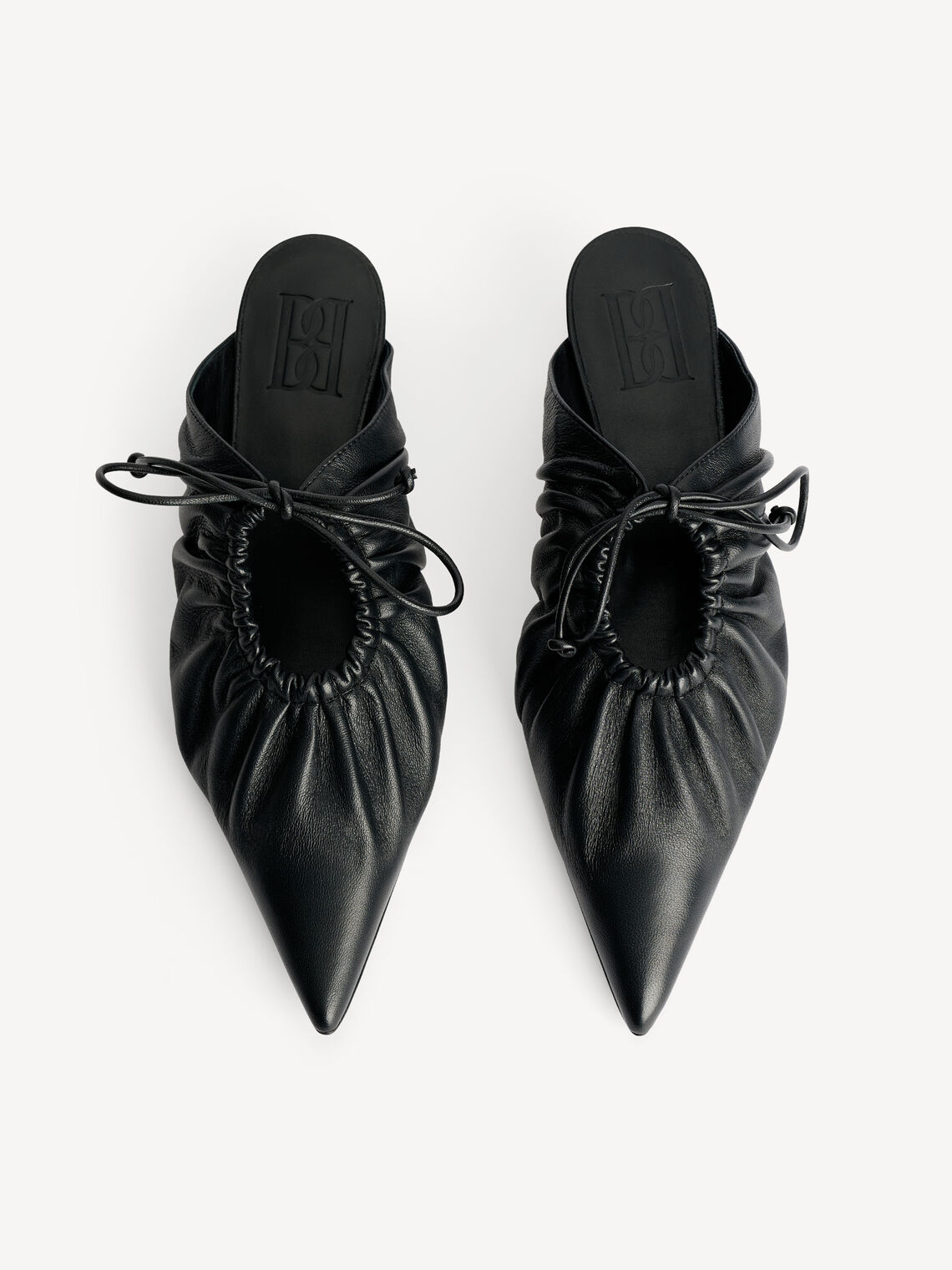 By Malene Birger Masey skinnmules i sort kuskinn, med spiss silhuett og kitten heel på 3,5 cm.