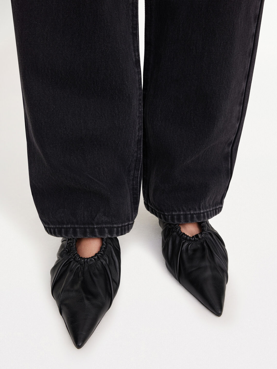 By Malene Birger Masey skinnmules i sort kuskinn, med spiss silhuett og kitten heel på 3,5 cm.