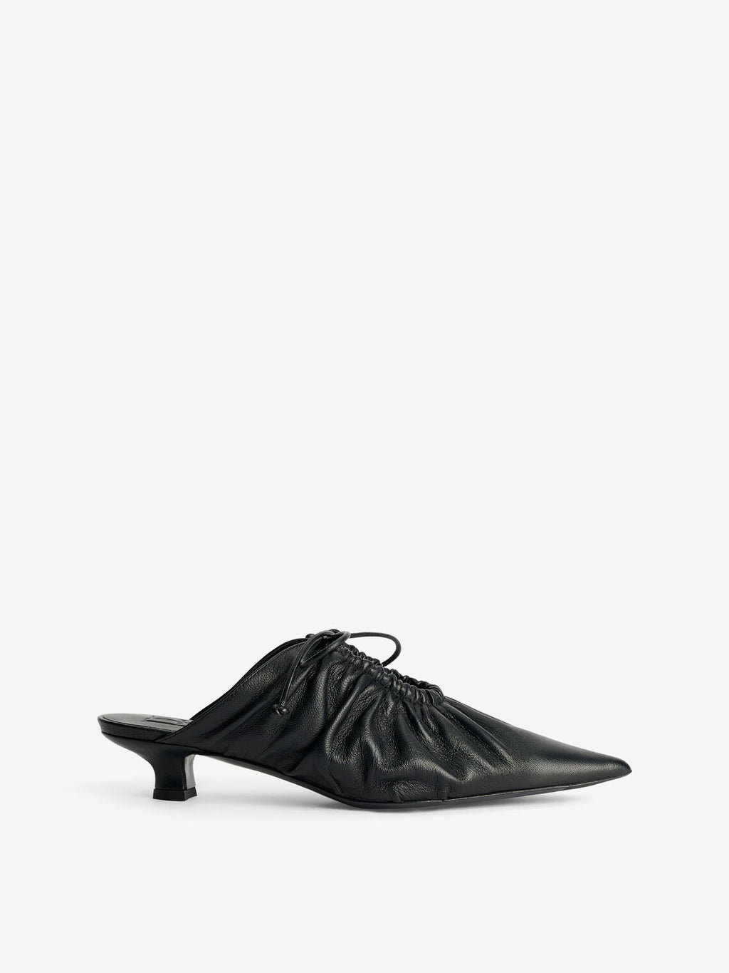 By Malene Birger Masey skinnmules i sort kuskinn, med spiss silhuett og kitten heel på 3,5 cm.