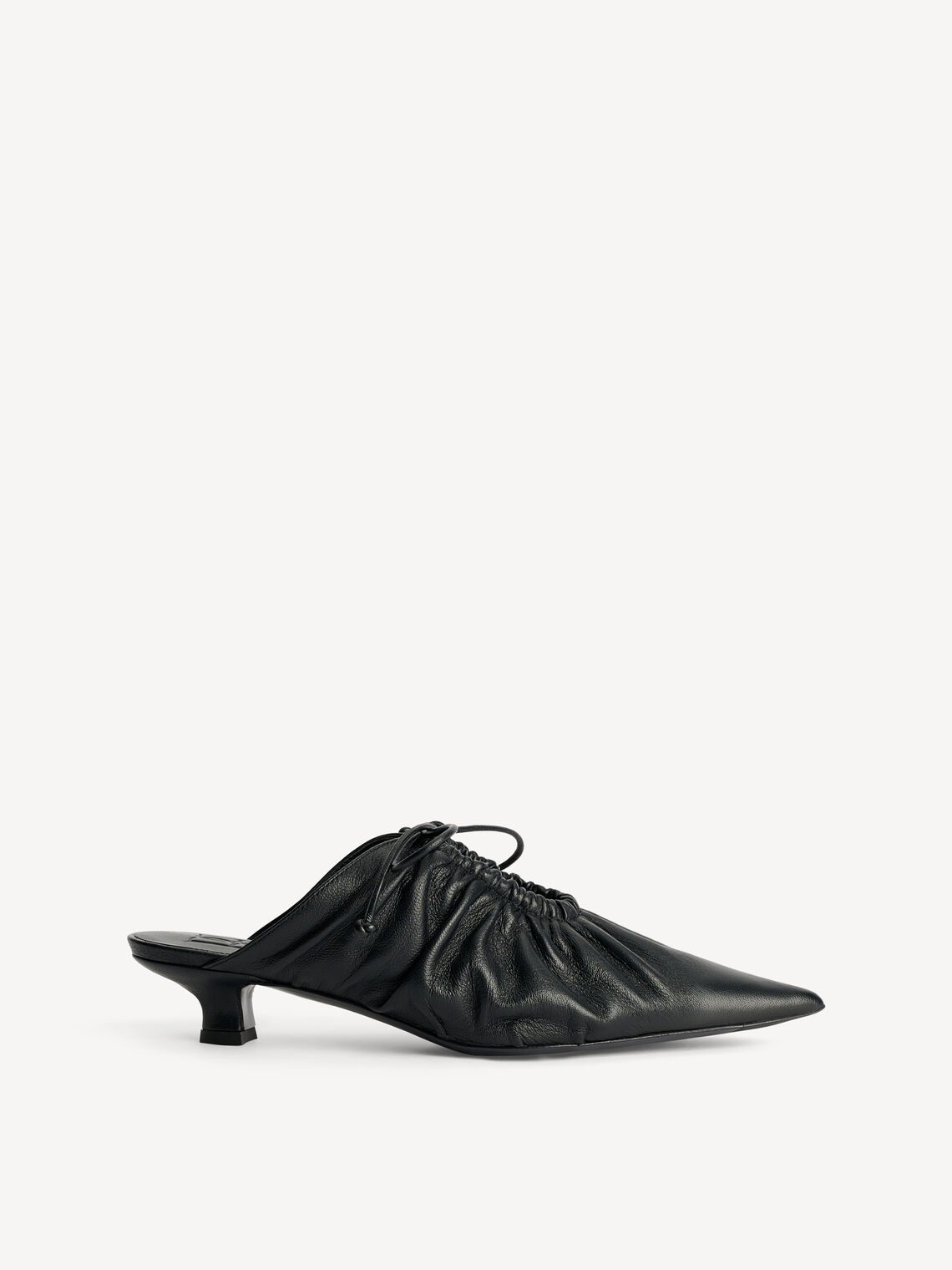 By Malene Birger Masey skinnmules i sort kuskinn, med spiss silhuett og kitten heel på 3,5 cm.