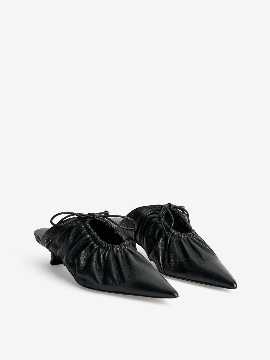 By Malene Birger Masey skinnmules i sort kuskinn, med spiss silhuett og kitten heel på 3,5 cm.