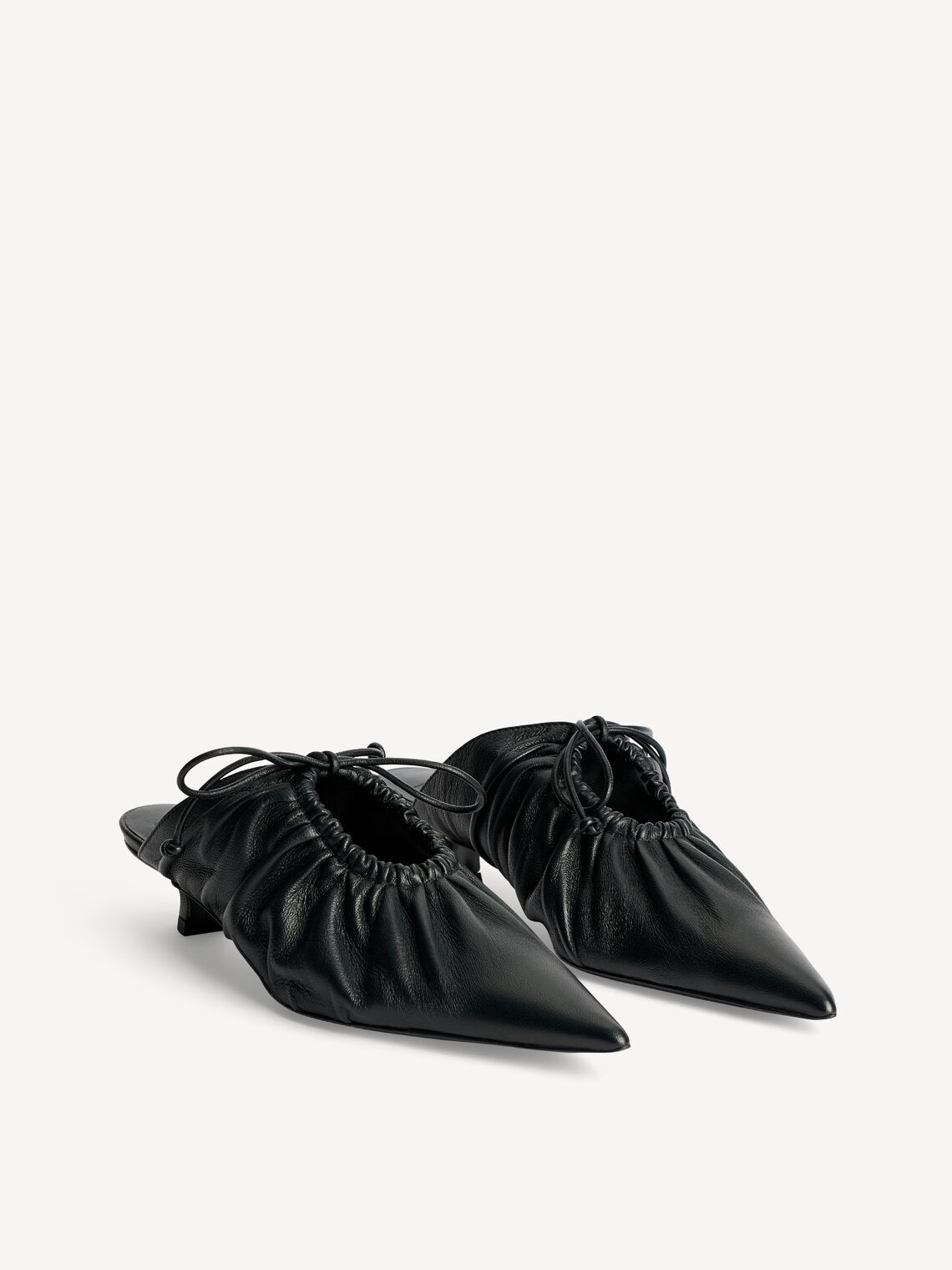 By Malene Birger Masey skinnmules i sort kuskinn, med spiss silhuett og kitten heel på 3,5 cm.