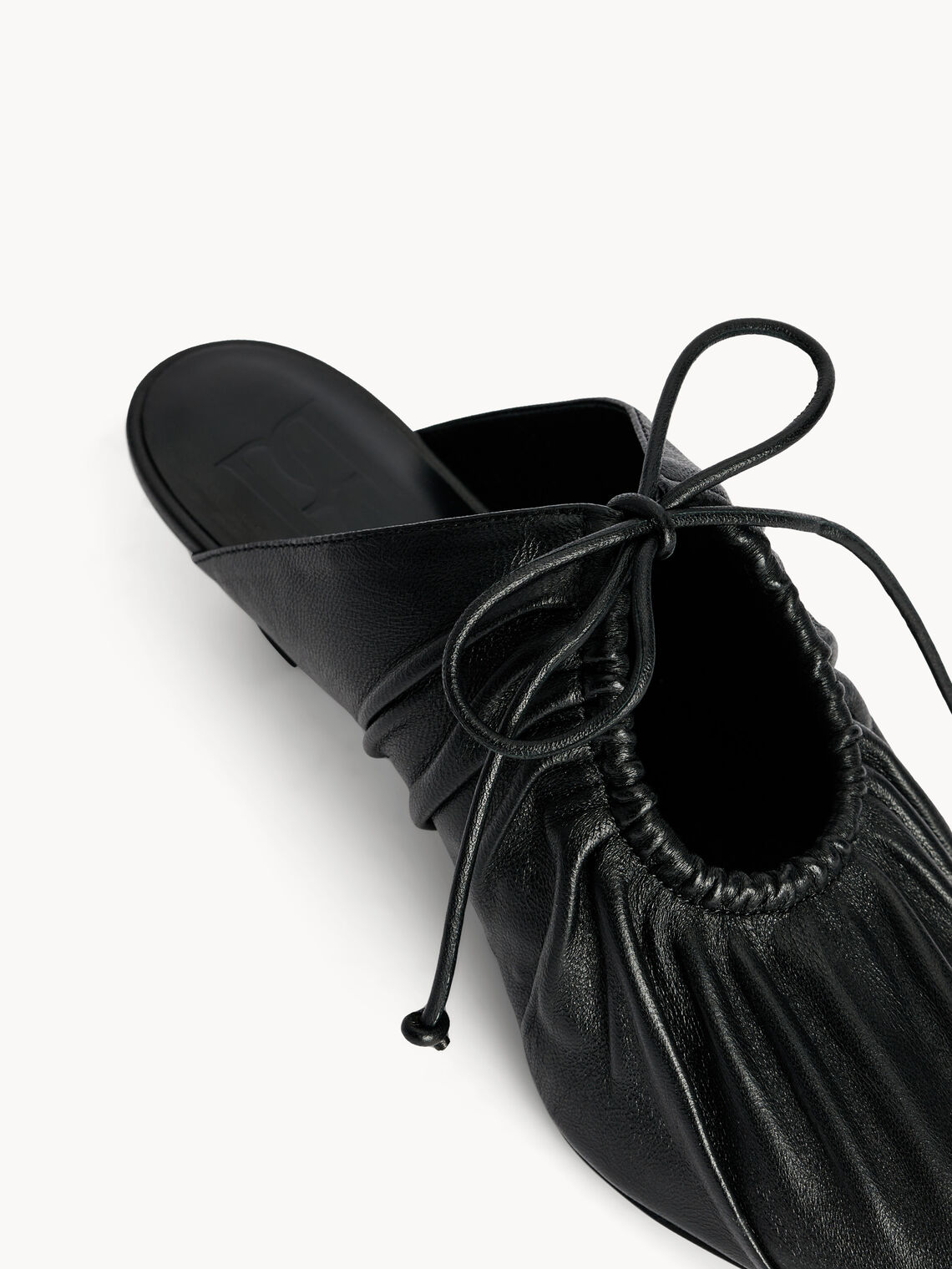 By Malene Birger Masey skinnmules i sort kuskinn, med spiss silhuett og kitten heel på 3,5 cm.