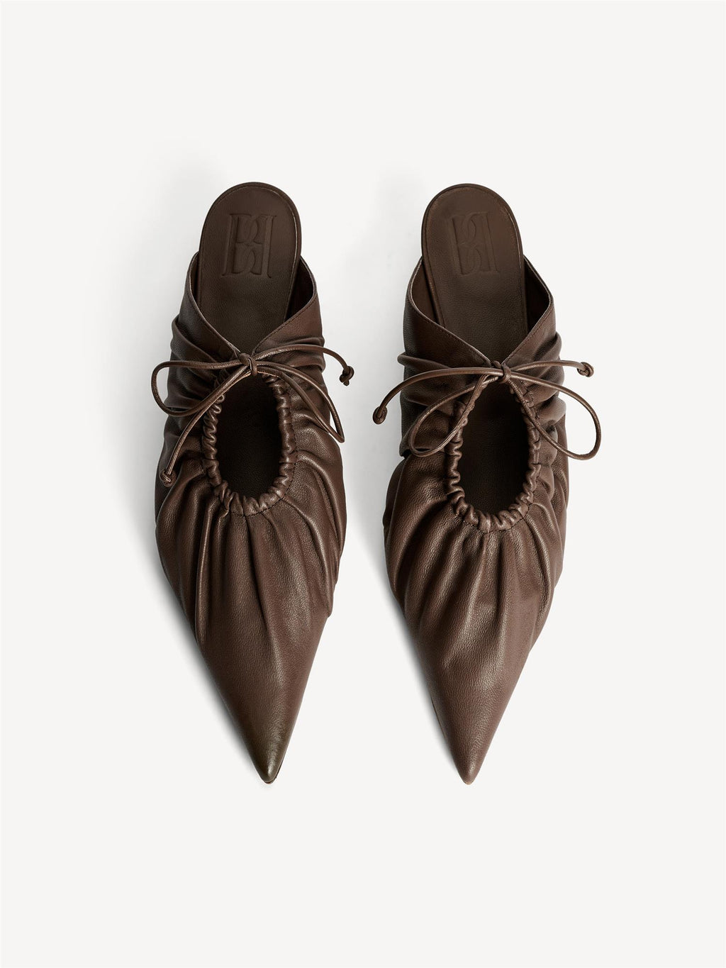 By Malene Birger Masey skinnmules i fargen carafe brun, laget av geiteskinn, med kitten-heels og en spiss silhuett.