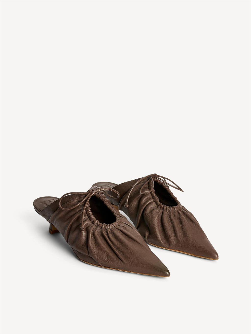 By Malene Birger Masey skinnmules i fargen carafe brun, laget av geiteskinn, med kitten-heels og en spiss silhuett.