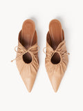 By Malene Birger Masey skinnmules i lysebrun, laget av geiteskinn, med kitten-heels og en spiss silhuett.
