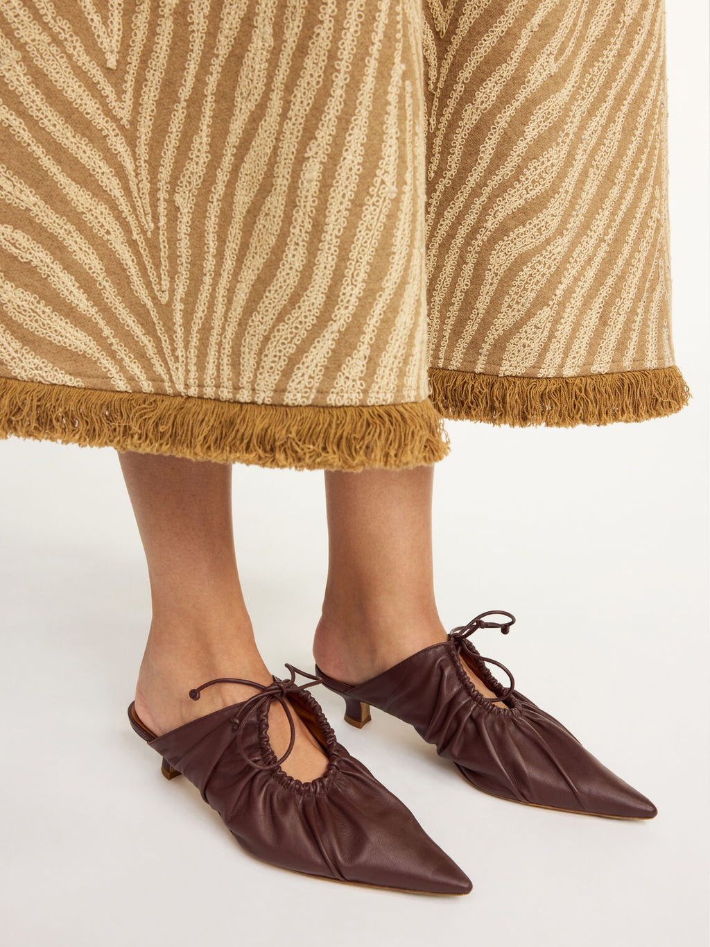 By Malene Birger Masey skinnmules i mørkebrun, laget av geiteskinn, med kitten-heels og en spiss silhuett.