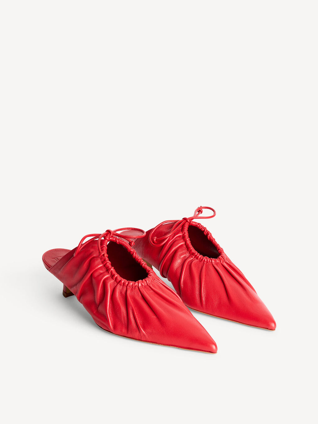 By Malene Birger Masey skinnmules i rød, laget av geiteskinn, med kitten-heels og en spiss silhuett.