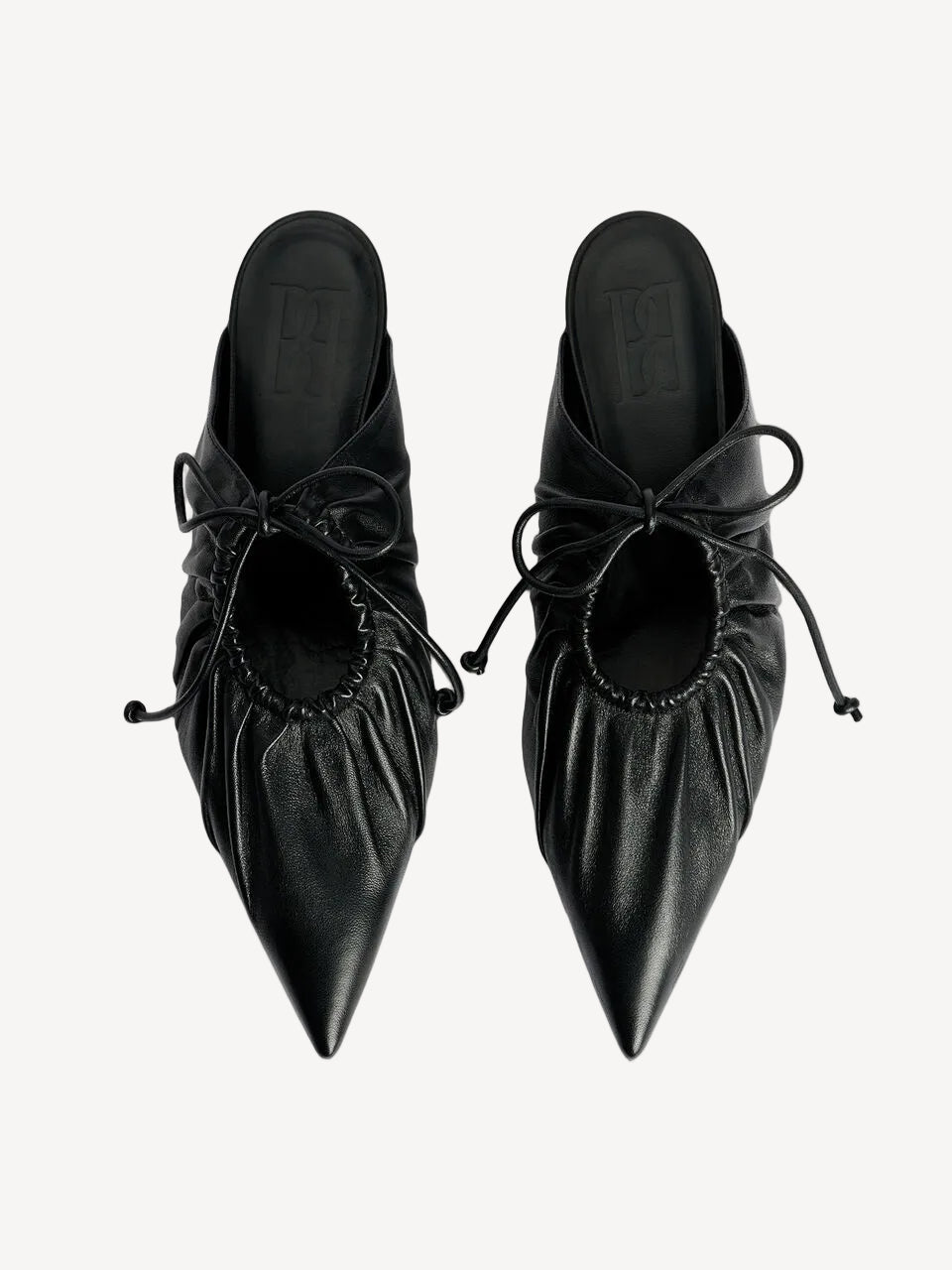 By Malene Birger Masey skinnmules i sort, laget av geiteskinn, med kitten-heels og en spiss silhuett.