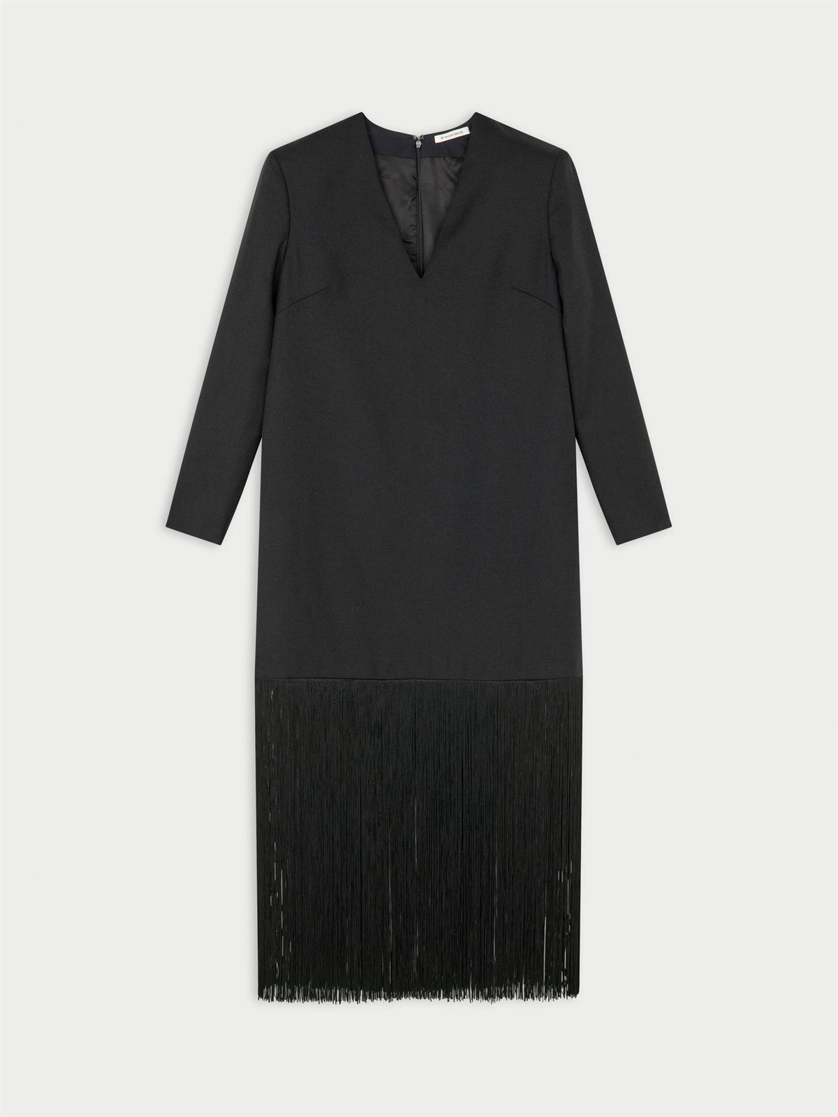 MELLA kjole fra By Malene Birger i fargen sort, laget i 100% virgin ull. V-hals, rett fasong og frynser nederst, lukkes med glidelås.