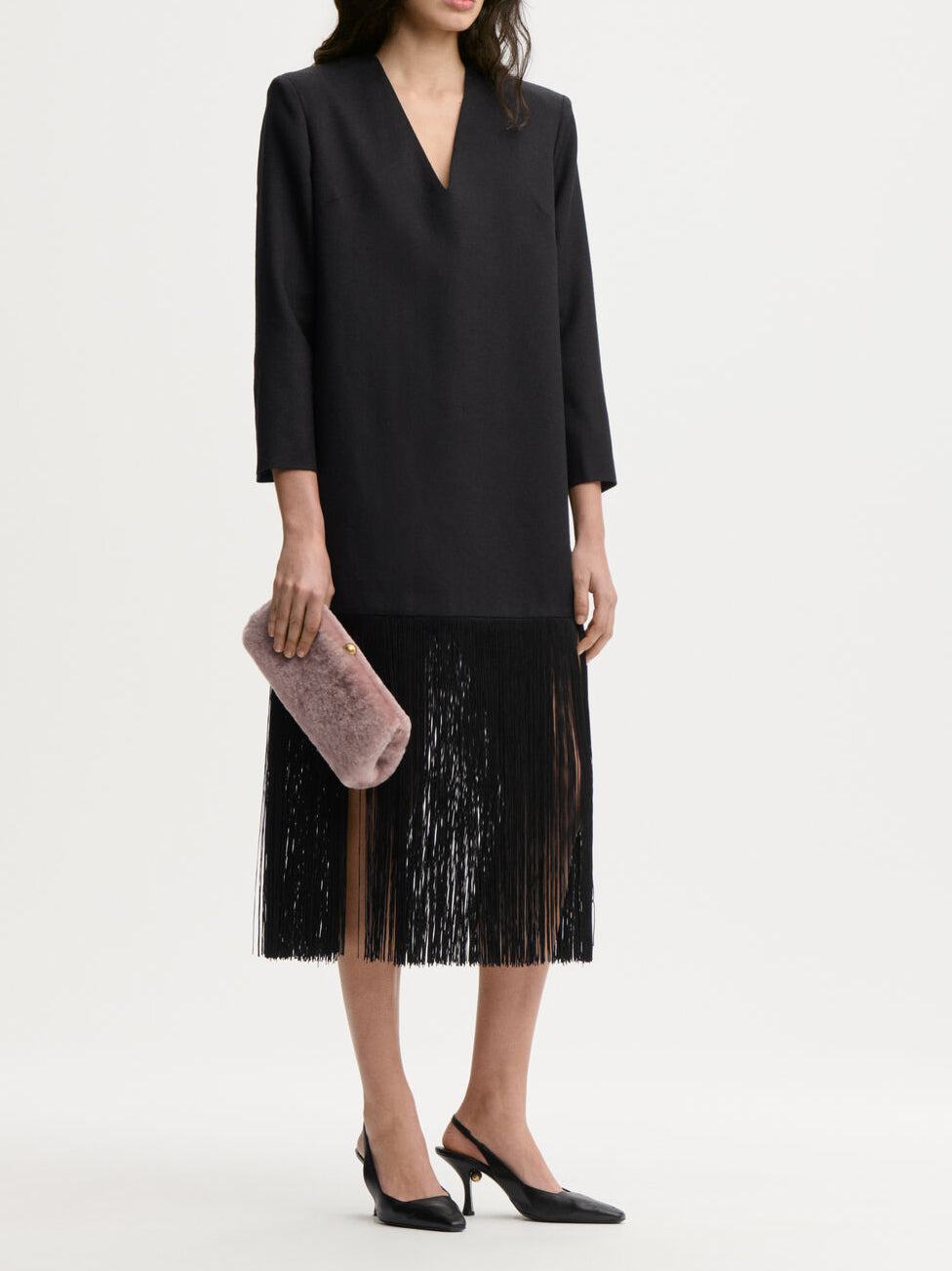 MELLA kjole fra By Malene Birger i fargen sort, laget i 100% virgin ull. V-hals, rett fasong og frynser nederst, lukkes med glidelås.
