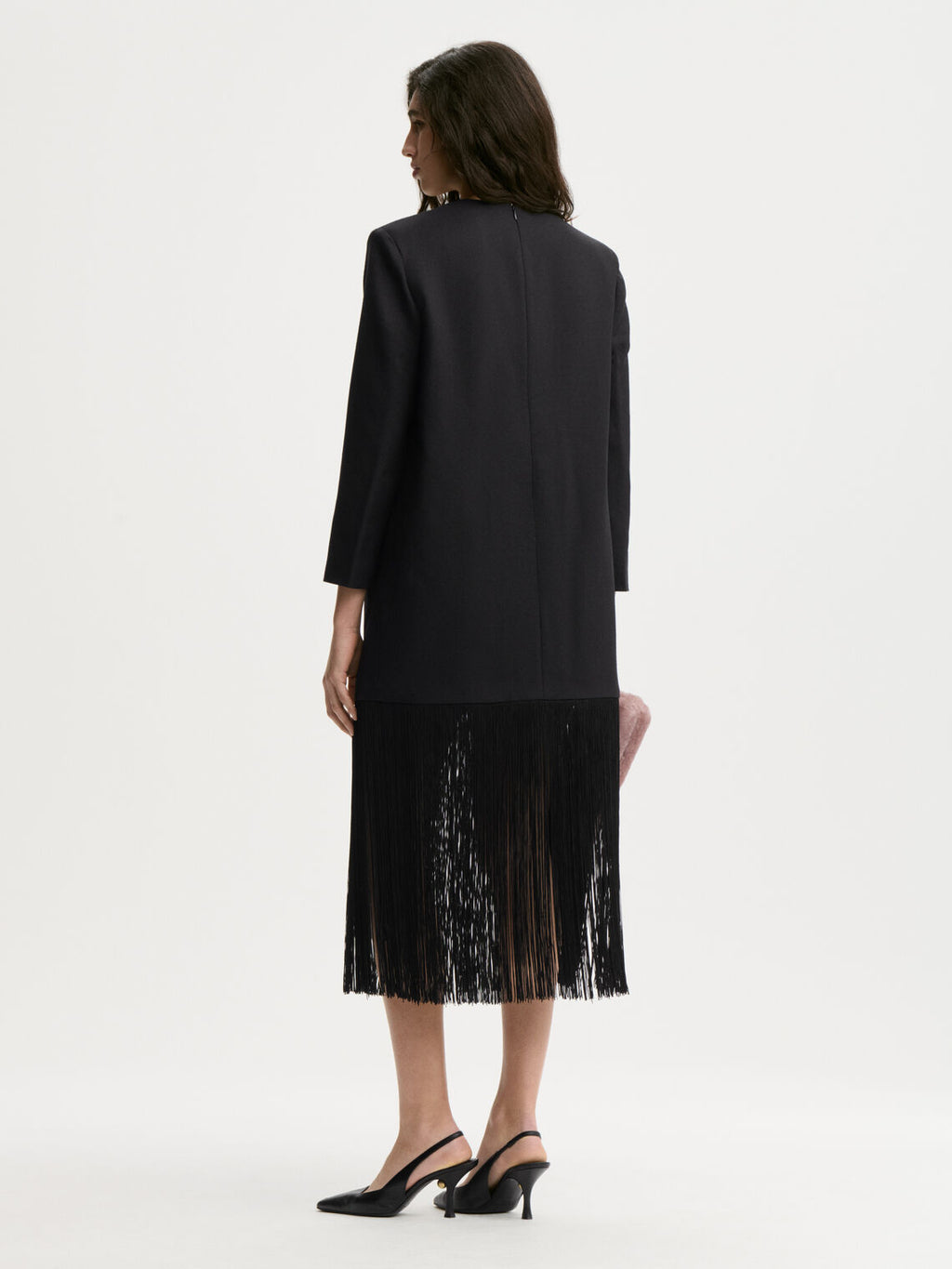 MELLA kjole fra By Malene Birger i fargen sort, laget i 100% virgin ull. V-hals, rett fasong og frynser nederst, lukkes med glidelås.