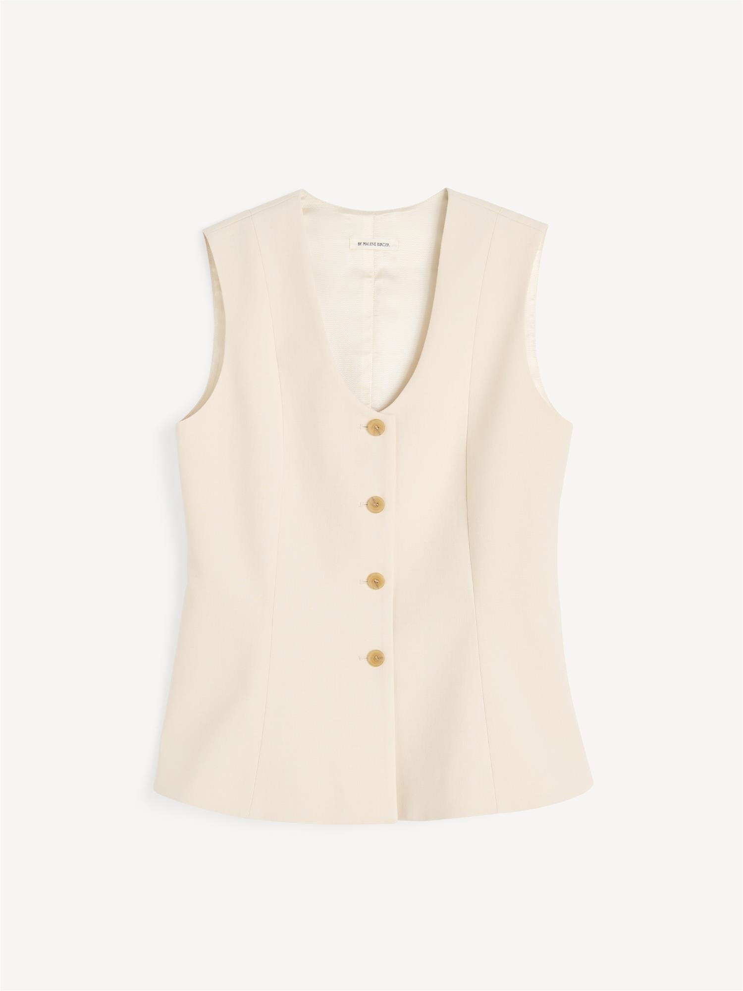 By Malene Birger Merlin vest i hvit, med feminine detaljer og en innsvinget midje, laget av resirkulert polyester, viskose og elastan.