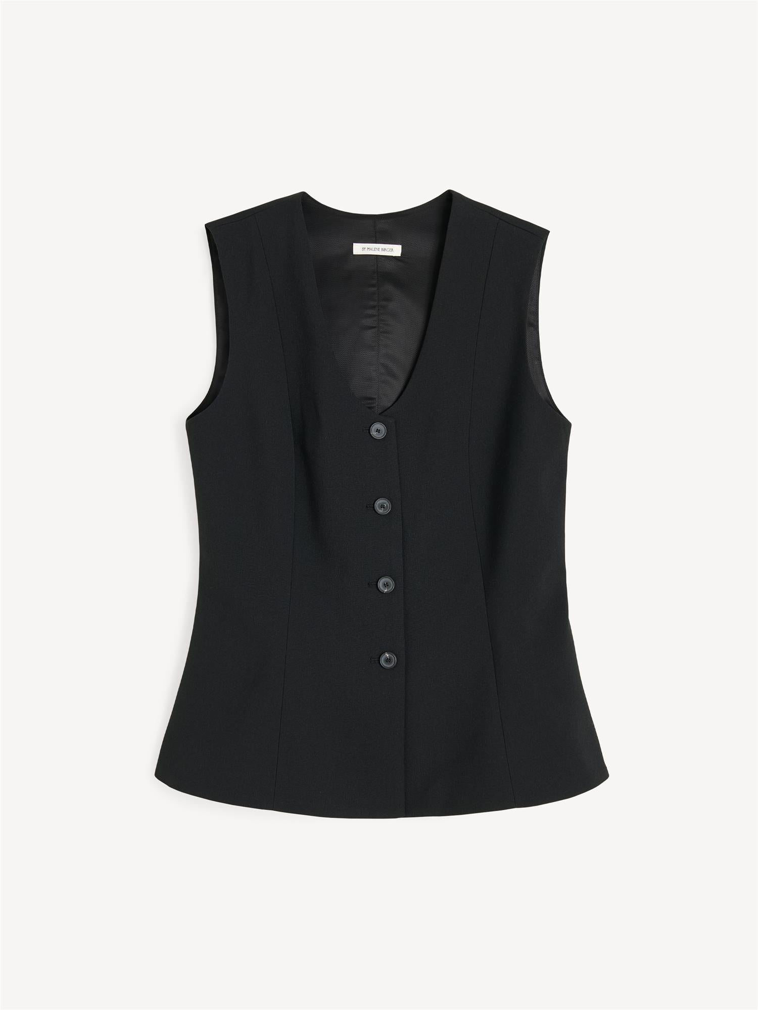 By Malene Birger Merlin vest i svart, med feminine detaljer og en innsvinget midje, laget av resirkulert polyester, viskose og elastan.