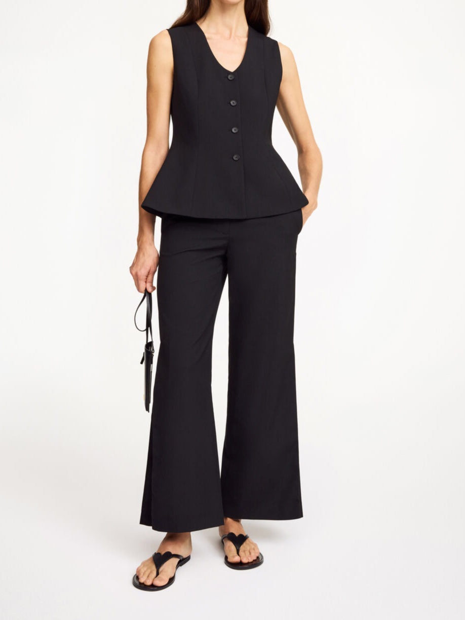 By Malene Birger Merlin vest i svart, med feminine detaljer og en innsvinget midje, laget av resirkulert polyester, viskose og elastan.