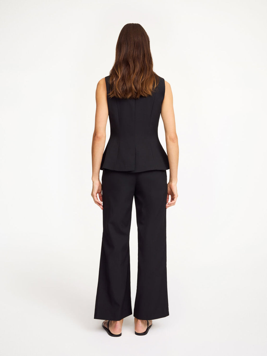 By Malene Birger Merlin vest i svart, med feminine detaljer og en innsvinget midje, laget av resirkulert polyester, viskose og elastan.