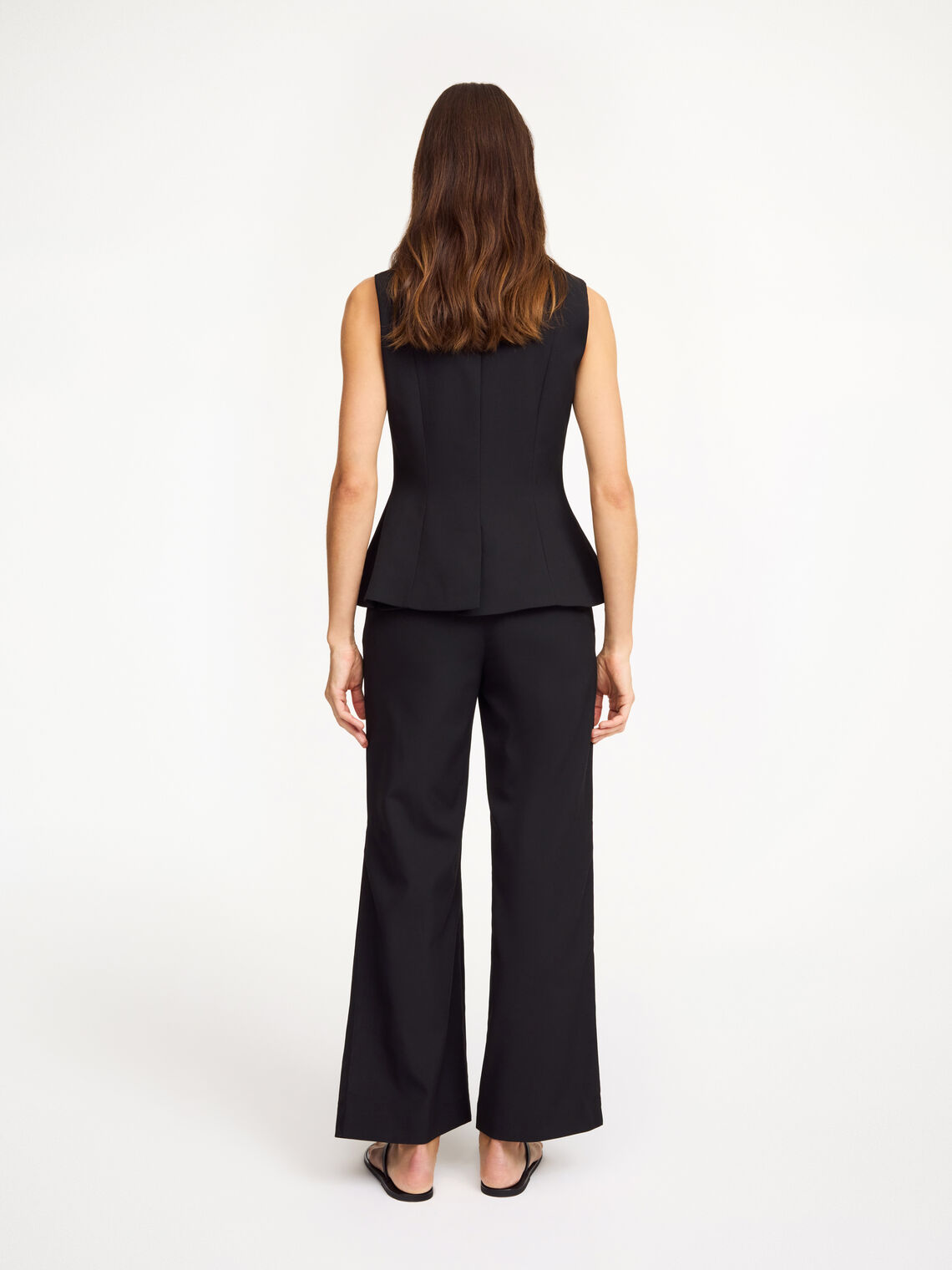 By Malene Birger Merlin vest i svart, med feminine detaljer og en innsvinget midje, laget av resirkulert polyester, viskose og elastan.