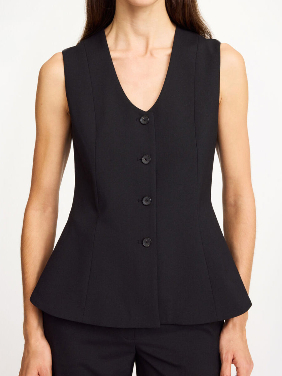 By Malene Birger Merlin vest i svart, med feminine detaljer og en innsvinget midje, laget av resirkulert polyester, viskose og elastan.