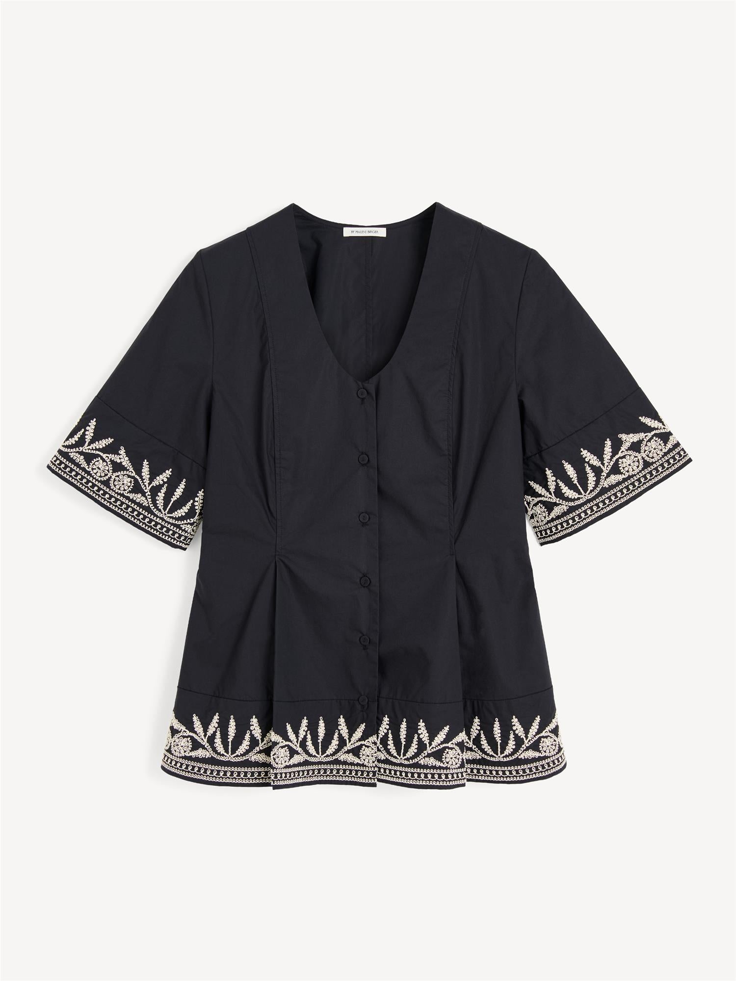 By Malene Birger Merlina bluse i sort, laget av 100% bomull, med broderier, dyp utringning og en feminin passform.