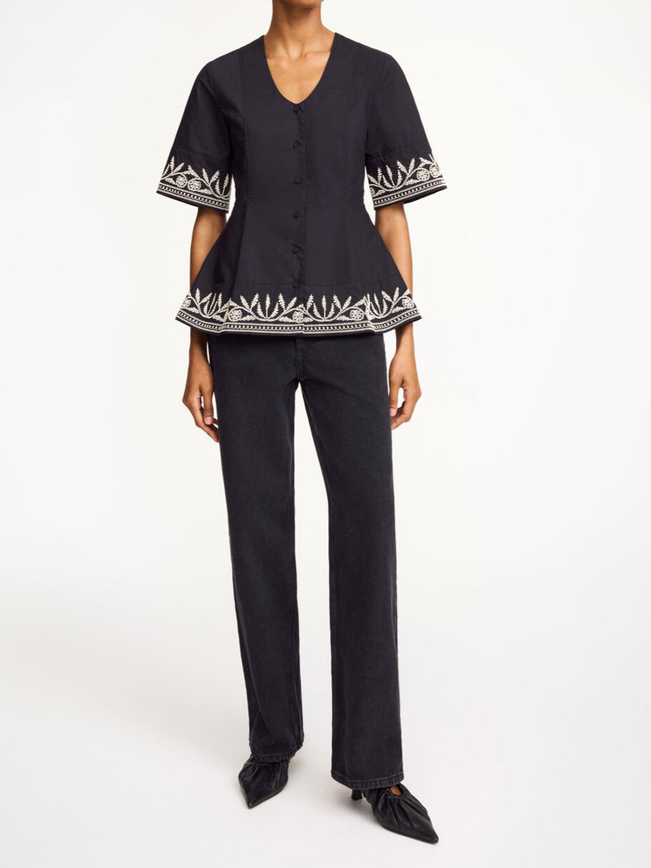 By Malene Birger Merlina bluse i sort, laget av 100% bomull, med broderier, dyp utringning og en feminin passform.