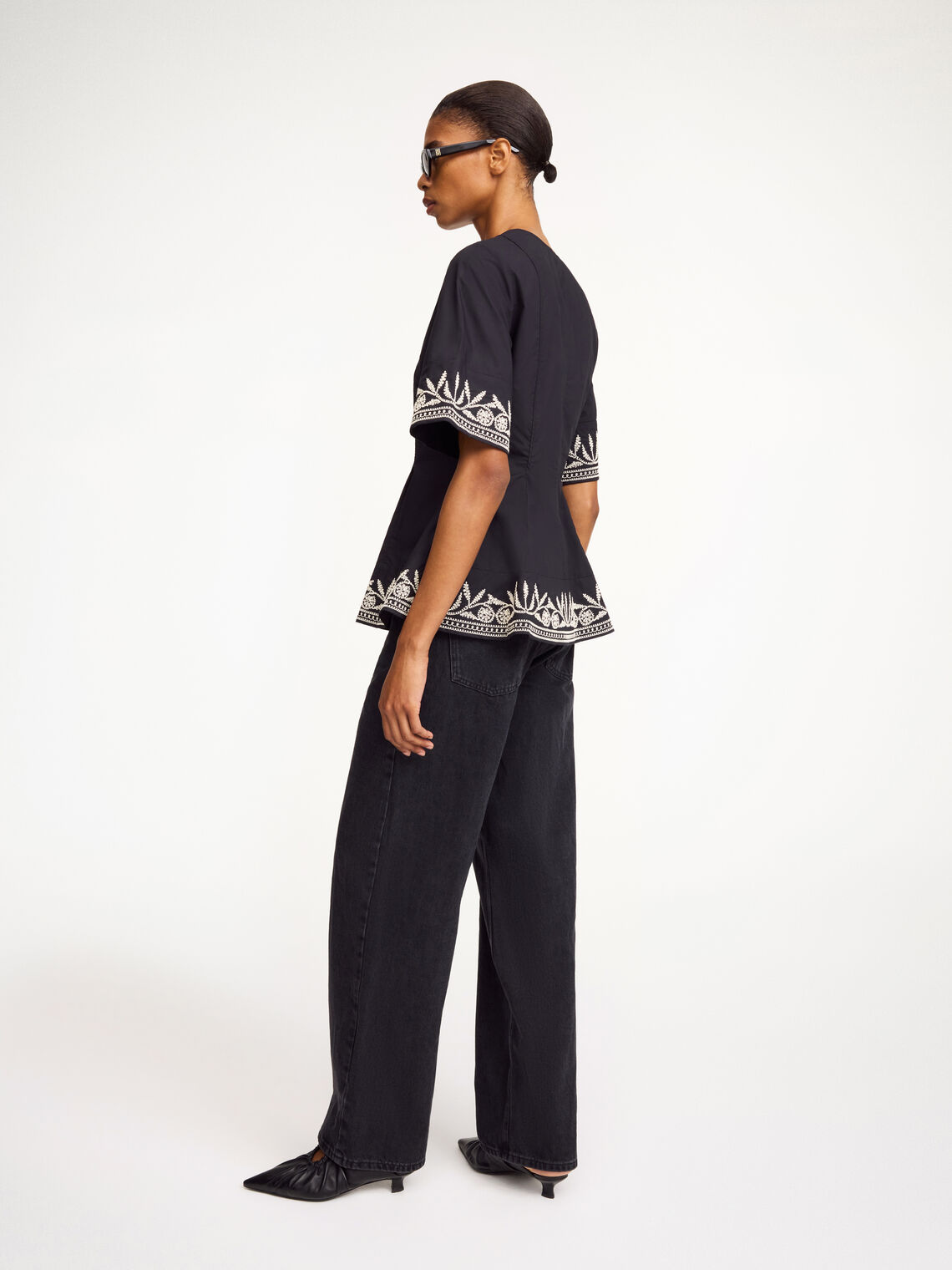 By Malene Birger Merlina bluse i sort, laget av 100% bomull, med broderier, dyp utringning og en feminin passform.