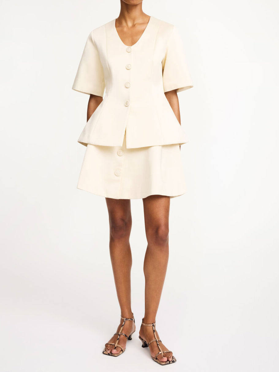 By Malene Birger Merlina bluse i svart, med v-utringning og innsvinget midje, laget av polyester og bomull.