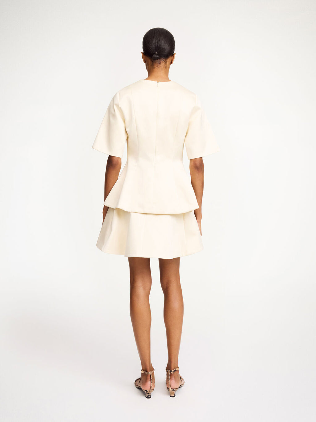 By Malene Birger Merlina bluse i svart, med v-utringning og innsvinget midje, laget av polyester og bomull.