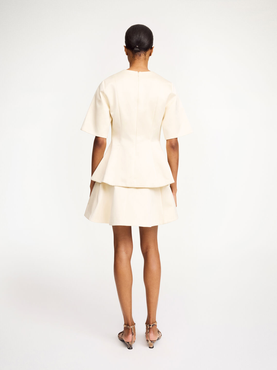 By Malene Birger Merlina bluse i svart, med v-utringning og innsvinget midje, laget av polyester og bomull.