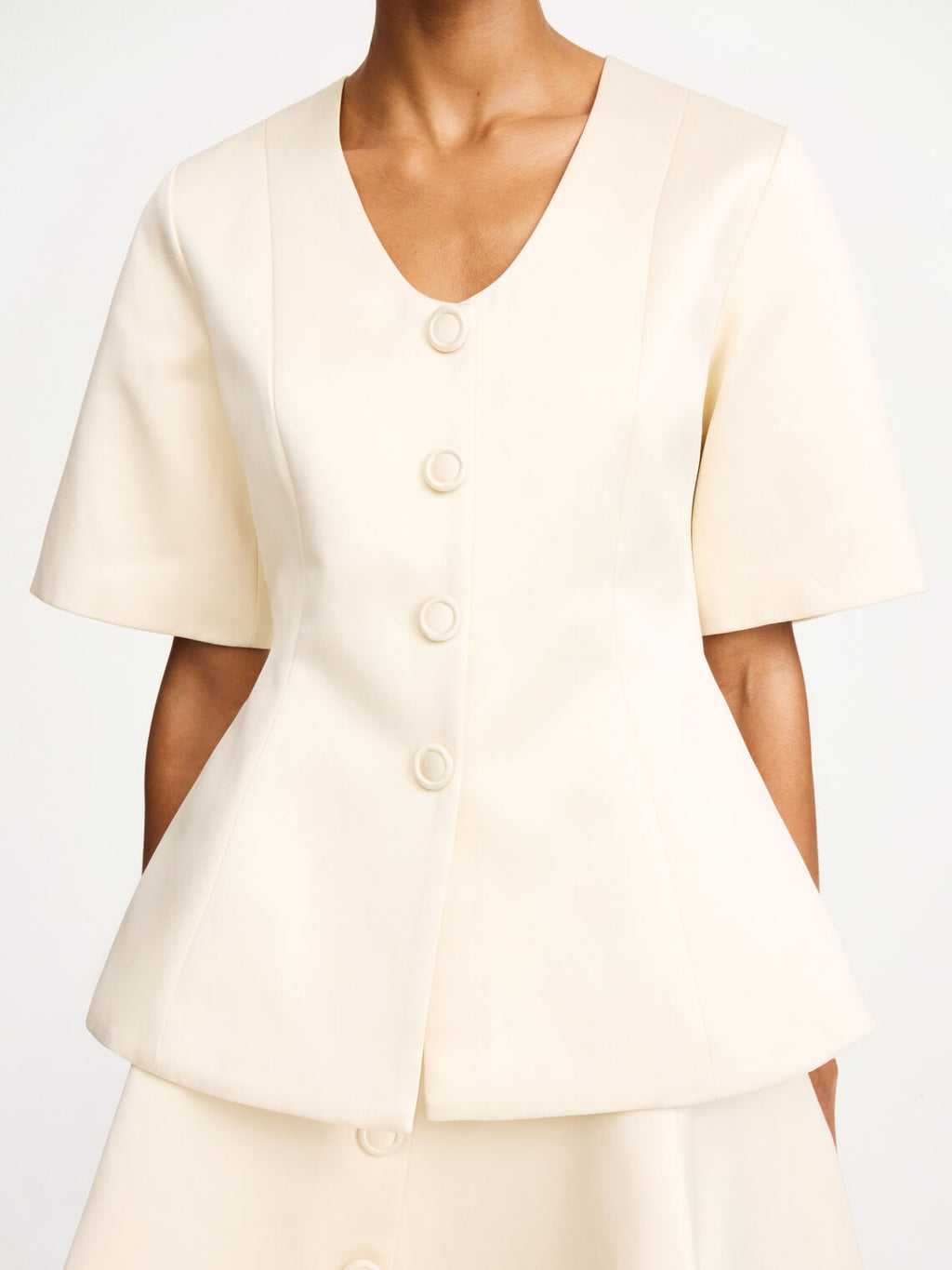 By Malene Birger Merlina bluse i svart, med v-utringning og innsvinget midje, laget av polyester og bomull.