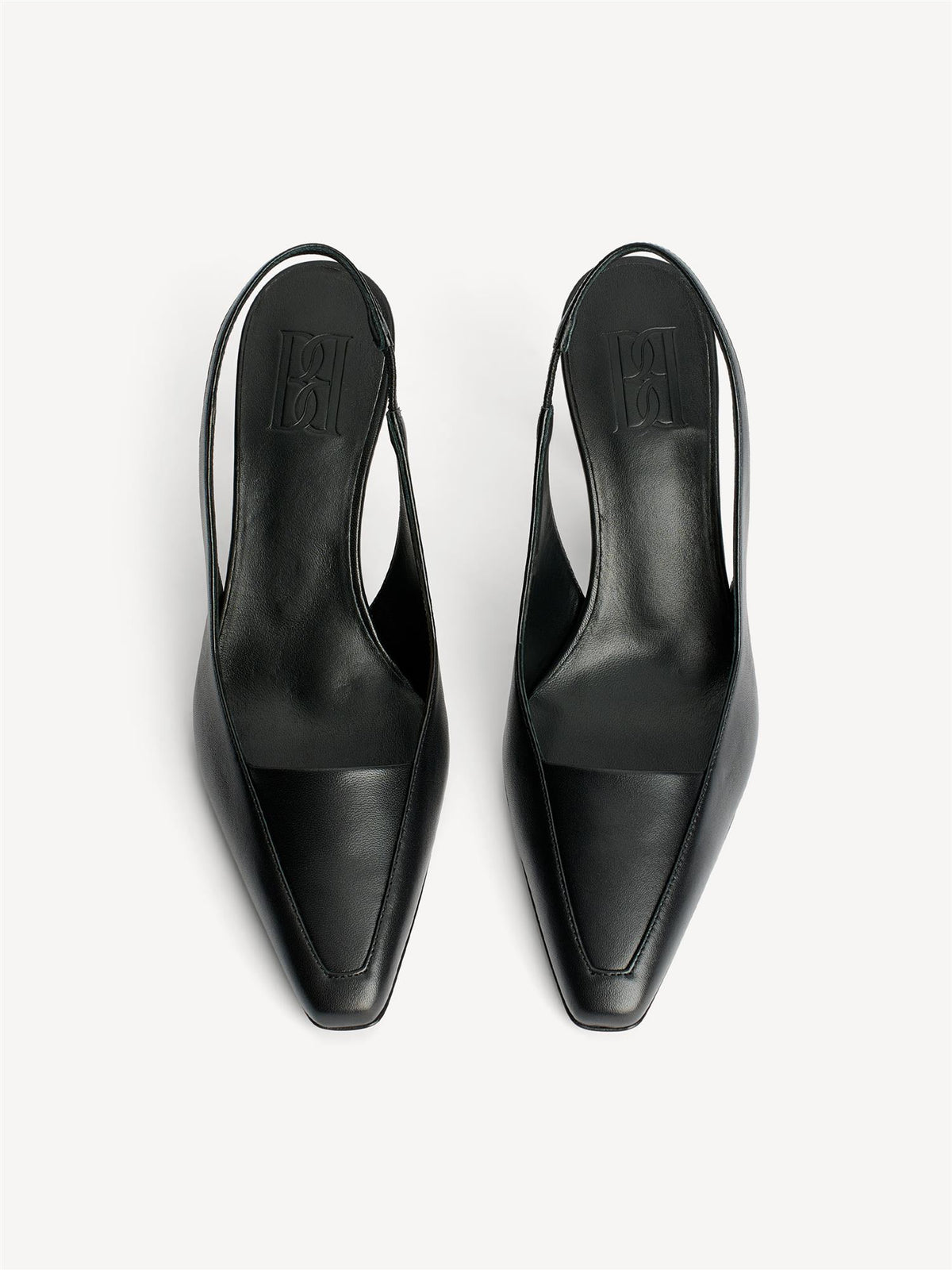 By Malene Birger Micho stiletter i sort geiteskinn, slingback med strikk, spiss firkantet tå og stiletthæl på 9 cm.
