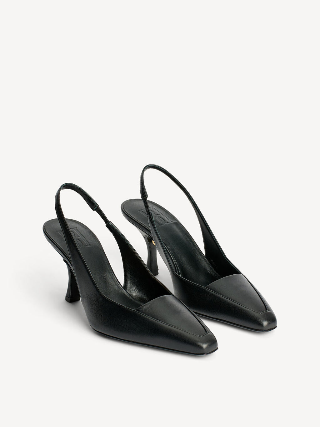 By Malene Birger Micho stiletter i sort geiteskinn, slingback med strikk, spiss firkantet tå og stiletthæl på 9 cm.