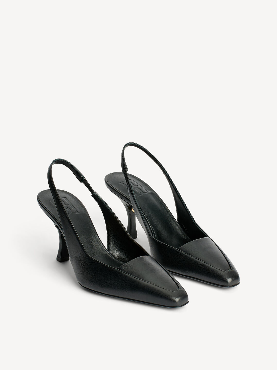 By Malene Birger Micho stiletter i sort geiteskinn, slingback med strikk, spiss firkantet tå og stiletthæl på 9 cm.